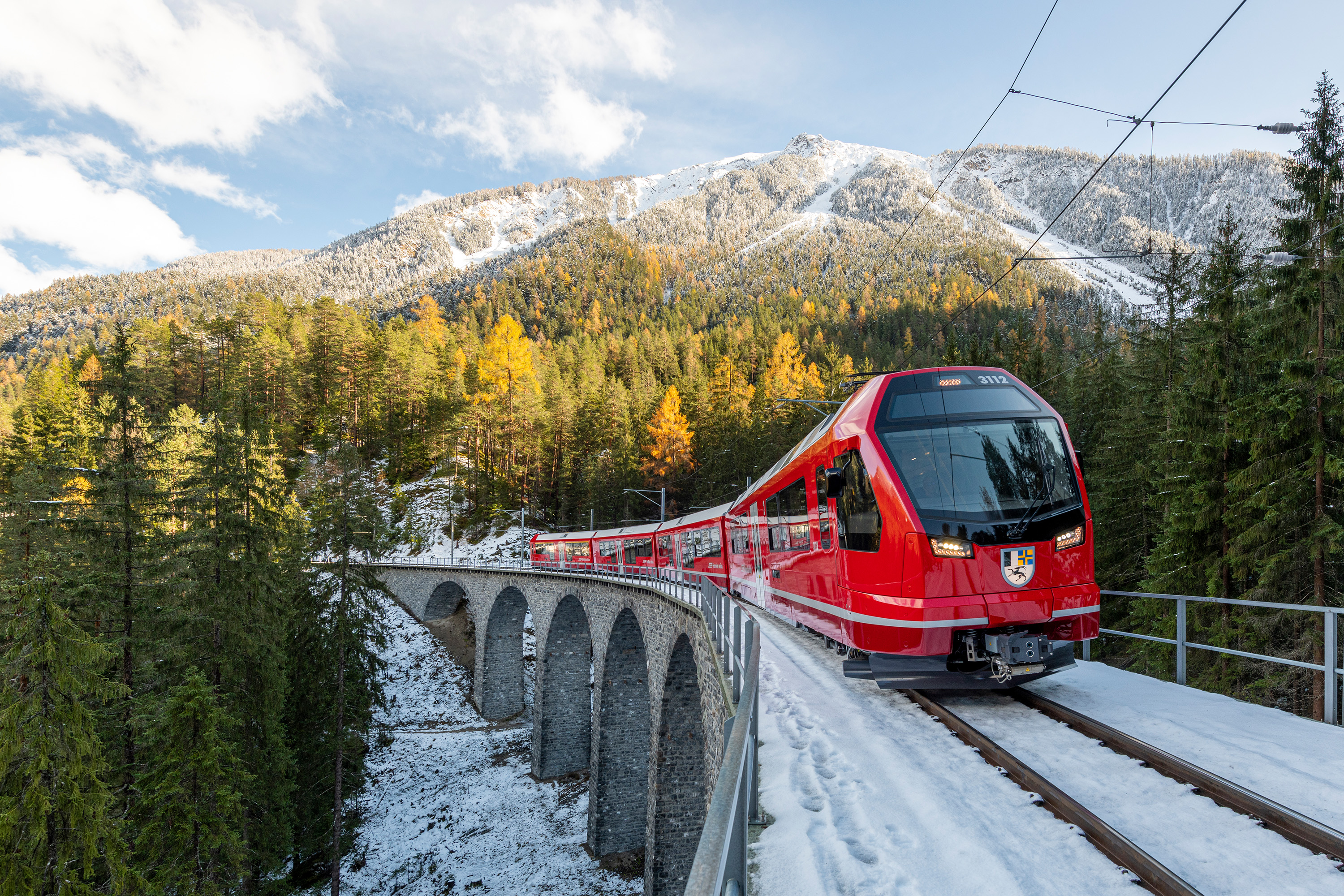 Nach wie vor befindet sich die RhB in einer tiefgreifenden Modernisierungsphase. Auch dieses Jahr konnten zahlreiche Infrastrukturprojekte weitergefhrt werden. So wurden beispielsweise die Doppelspuren Landquart  Malans und Bever  Samedan in Betrieb genommen. Parallel zum Ausbau der Strecken im Hinblick auf einen Angebotsausbau luft die grsste Rollmaterialbeschaffung in der Geschichte der RhB nach Plan. 12 der insgesamt 56 bestellten Capricorn-Triebzge sind bereits bei der RhB. Acht davon sind betrieblich einsetzbar und regelmssig auf dem Streckennetz der RhB anzutreffen. Geplant ist, dass ab Sommer 2021 alle Zge Landquart  Davos  Filisur mit Capricorn-Triebzgen gefhrt werden. 