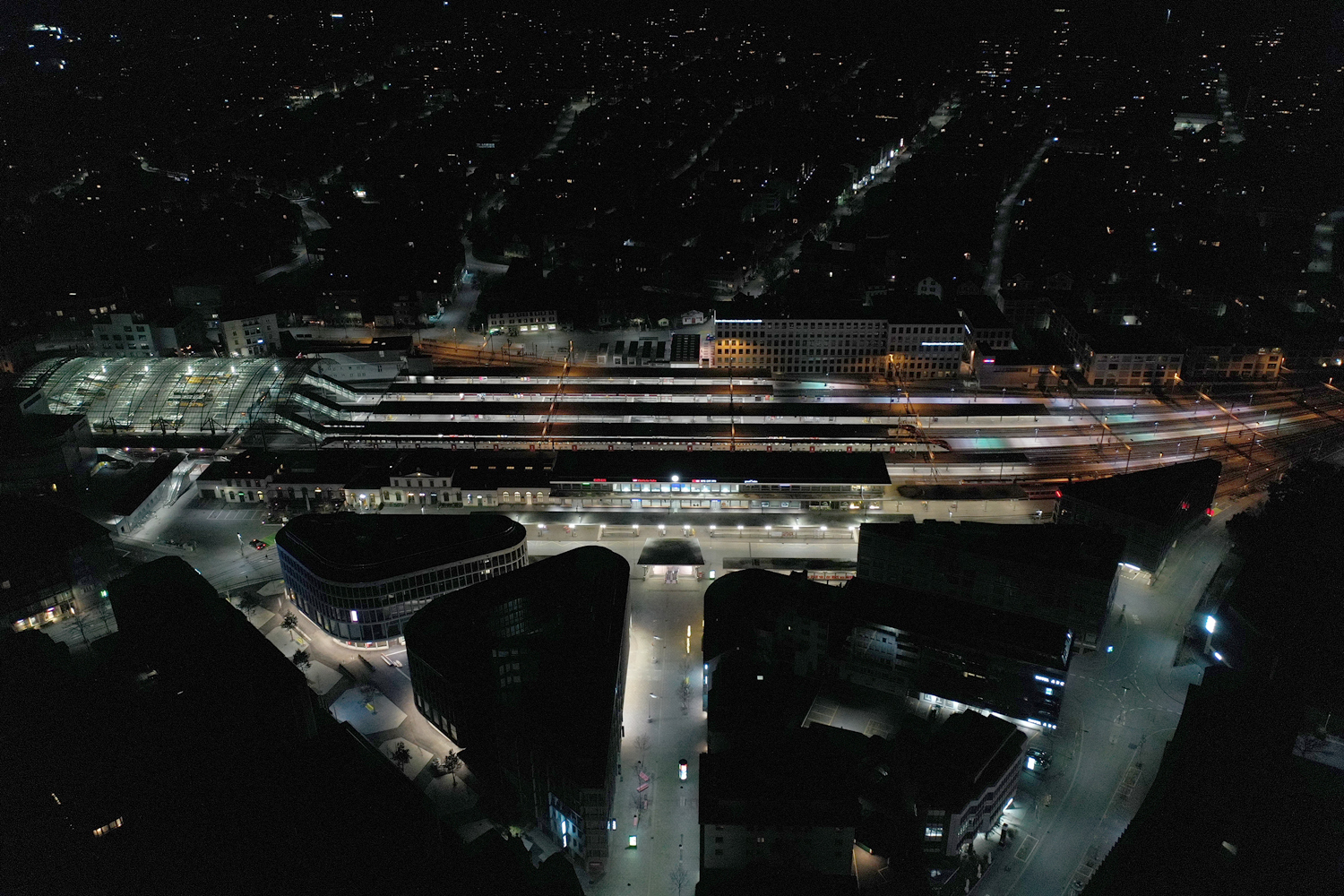 Der Bahnhof Chur erstrahlt in neuem Licht:Luftaufnahme bei Nacht vom Bahnhof Chur. : IBC, Aufnahme: Sandro Dietrich