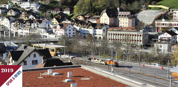 Bild vom 16.11.2019 - Blick vom Balkon des Hotels EDEN in Ilanz auf den Bahnhof. Hier mit Bauzug gezogen von Tmf 2/2 Traktor Nr. 88 der RhB. 