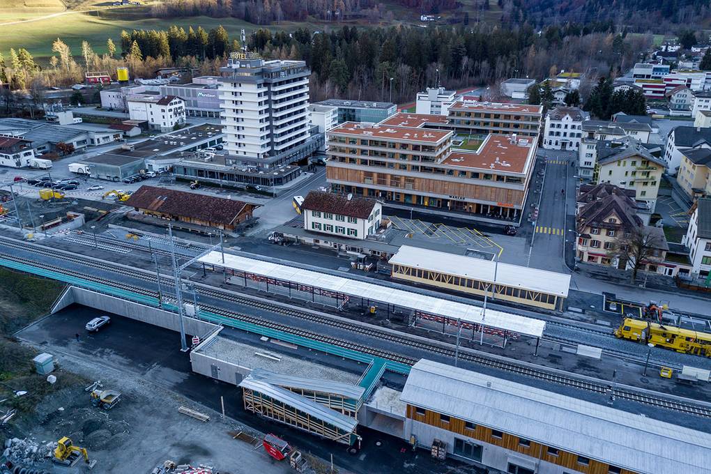 Modernes Bahnhofsgebude und neuer Bahnhofplatz