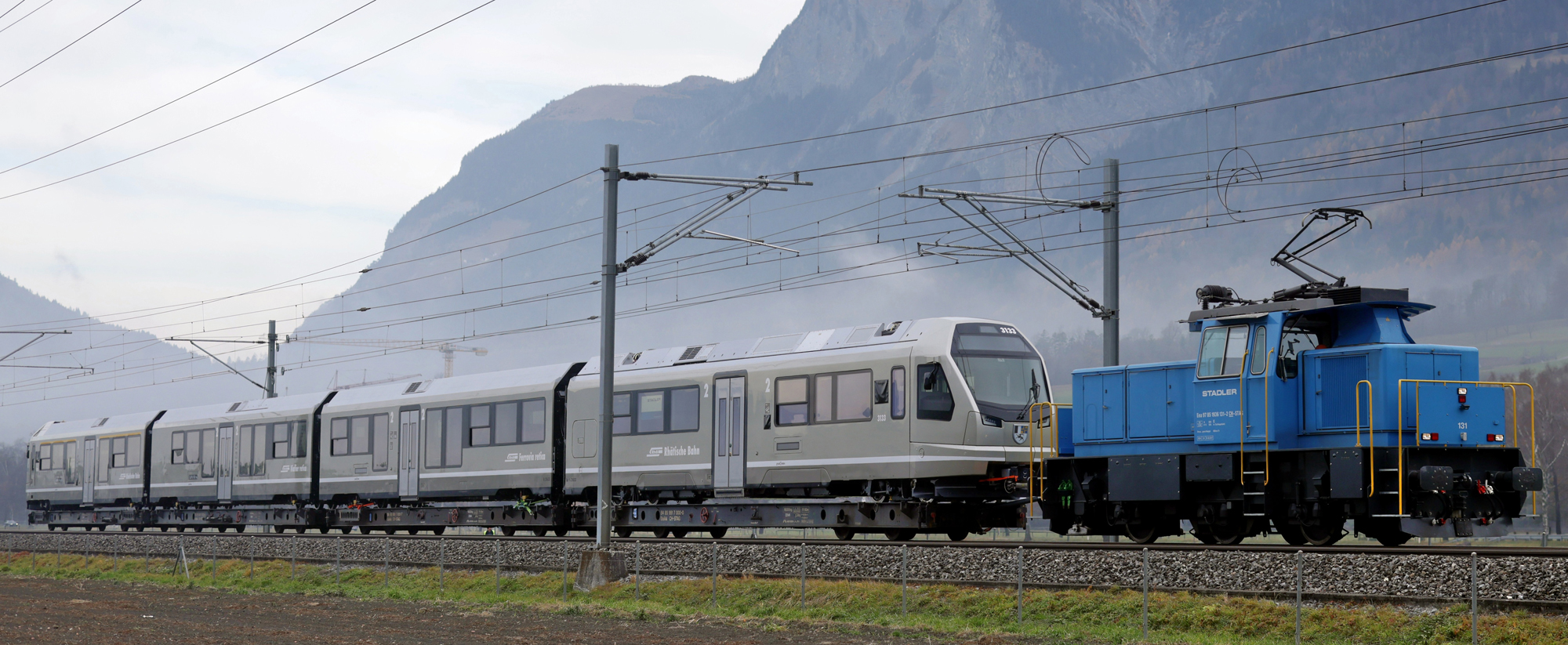 Foto: RhB -  Rhtische Bahn - Auf Rollwagen wurde der vierteilige Jubilums Capricorn von Altenrhein aus den Stadler Werken nach Landquart zur Infrastrukturhalle der RhB transportiert. 