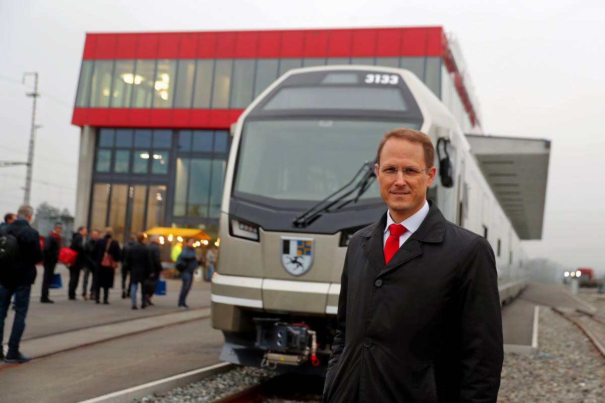 Foto: RhB -  Rhtische Bahn - Der Vorstand der Rhtischen Bahn, Herr Dr. Renato Fasciati, prsentiert voller Stolz den Jubilums Capricorn in "Champagner"-Farbe vor der Infrastrukturhalle in Landquart. 