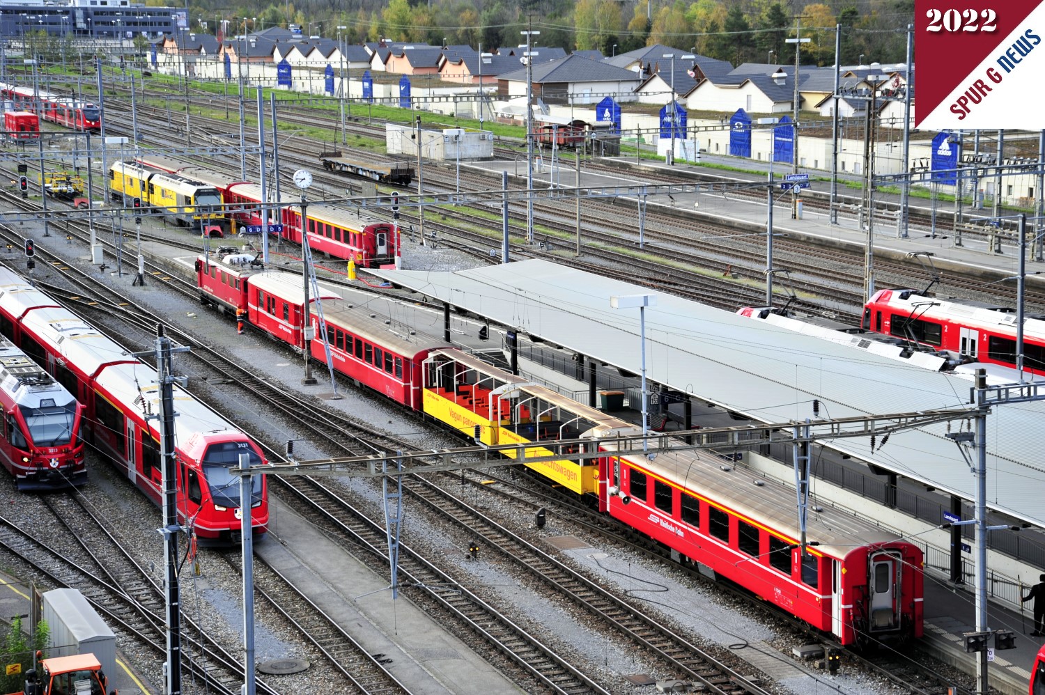 Frh am Morgen des 30. Oktober 2022: Zusammenstellung des Sonderzuges fr die Reise durch das "Rheintal" mit Ge 4/4 I - 605 Silvretta, einem Gepckwagen, zwei Personenwagen (vorne 2. Klasse - hinten 1. Klasse) und zwei Aussichtswagen. An diesem Tag konnten die Aussichtswagen bei herrlichem Herbstwetter genutzt werden. Mal sehen wie lange es die Ge 4/4 I noch gibt. 