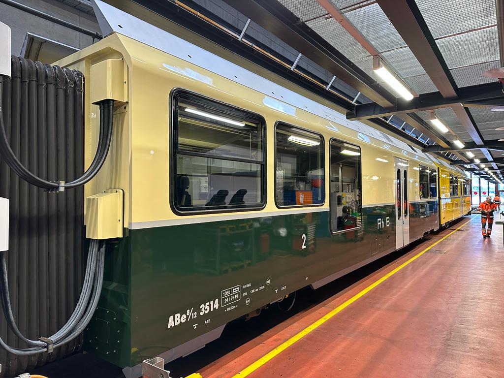 Der Mittelwagen mit den 2. Klasse Abteilen ist in dunkelgrn und beige gehalten. Auch hier ist das Dach grau. 