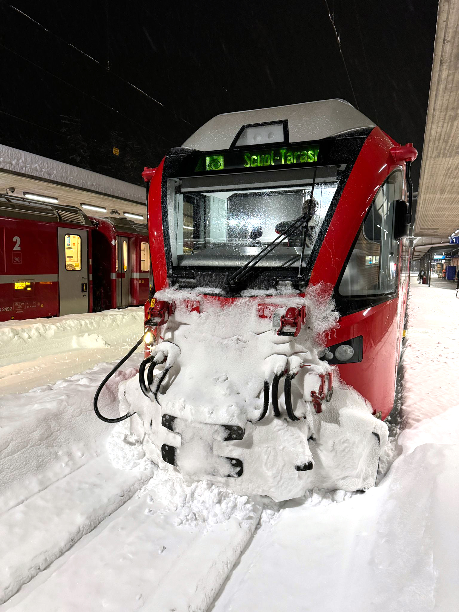 Die RhB fhrt auch bei Schnee und das zuverlssig. Hier ein Bild von Hendrik vom 6. Januar 2024. Capircorn auf dem Weg nach Scuol-Tarasp. 