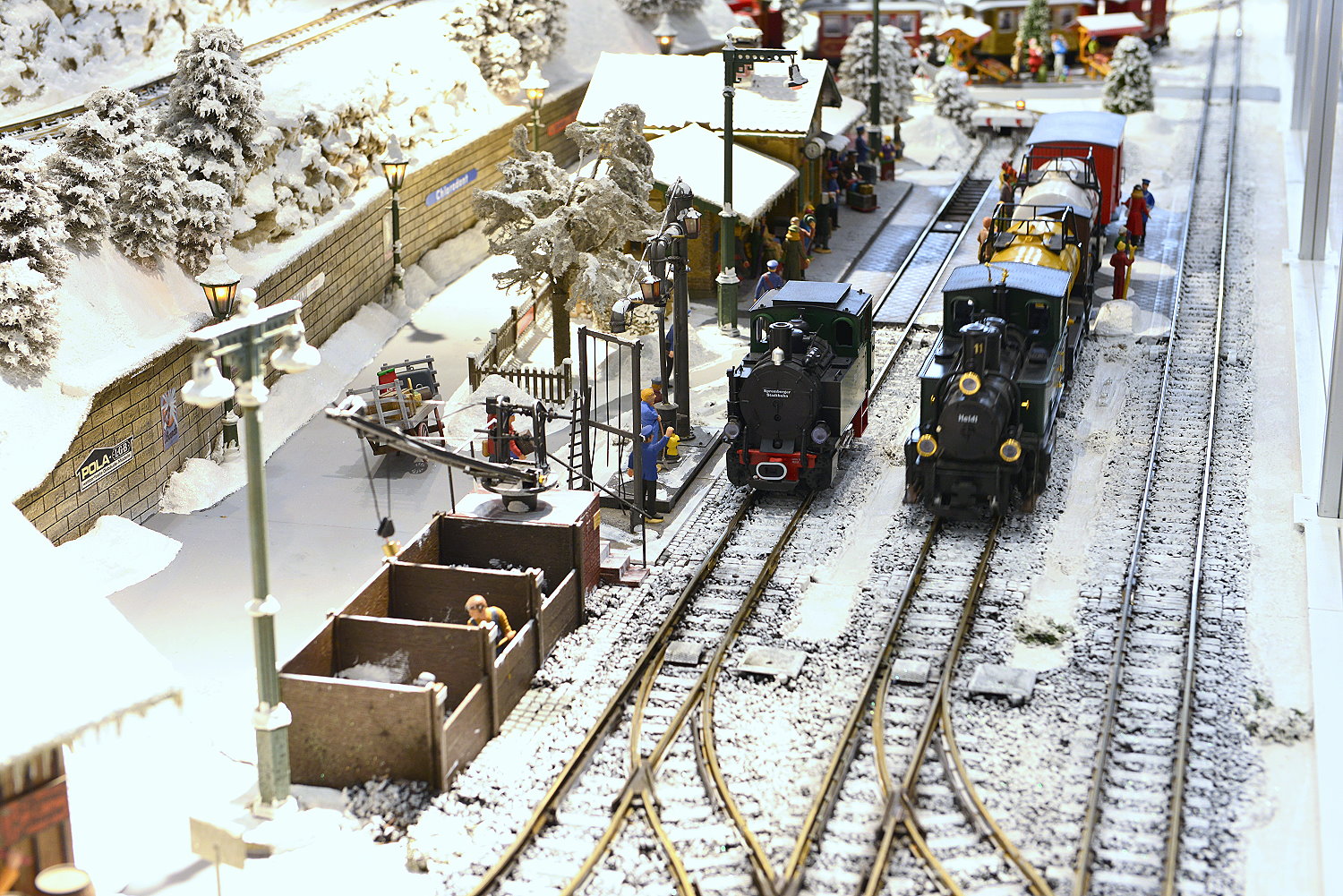 Natrlich hat LGB auch eine Komplettanlage fr die Gartenbahn aufgebaut. Thema: Winterlandschaft mit Bahnhof, Schattenbahnhof und verschiedene Bahngesellschaft. Wenns gefllt fhrt auch eine Heidi Lok der RhB neben der Spremberger Stadtbahn ihre Runden auf dem Oval. Die Ausstattung mit Husern, Bahnhof, Lampen und kleiner Strae wurde gefllig mit Figuren ergnzt. 