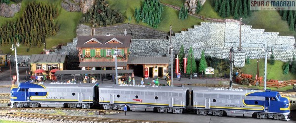 F7 Santa Fe Warbonnet Nr. 333 und 330 von LGB - Artikel Nummer 21576 und 21577 mit der B Unit LGB 20586 in der Mitte - Spielwarenmesse 2010