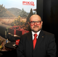 Herr Dr. Ren Wilfer am eigenen Messestand mt der neuesten Brillenkreation fr den Blick in die Gartenbahnzukunft. 