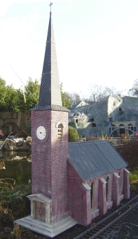 Kirche mit Uhr und Glocke - passend zur Gartenbahn - aus Resin-Kunststoff