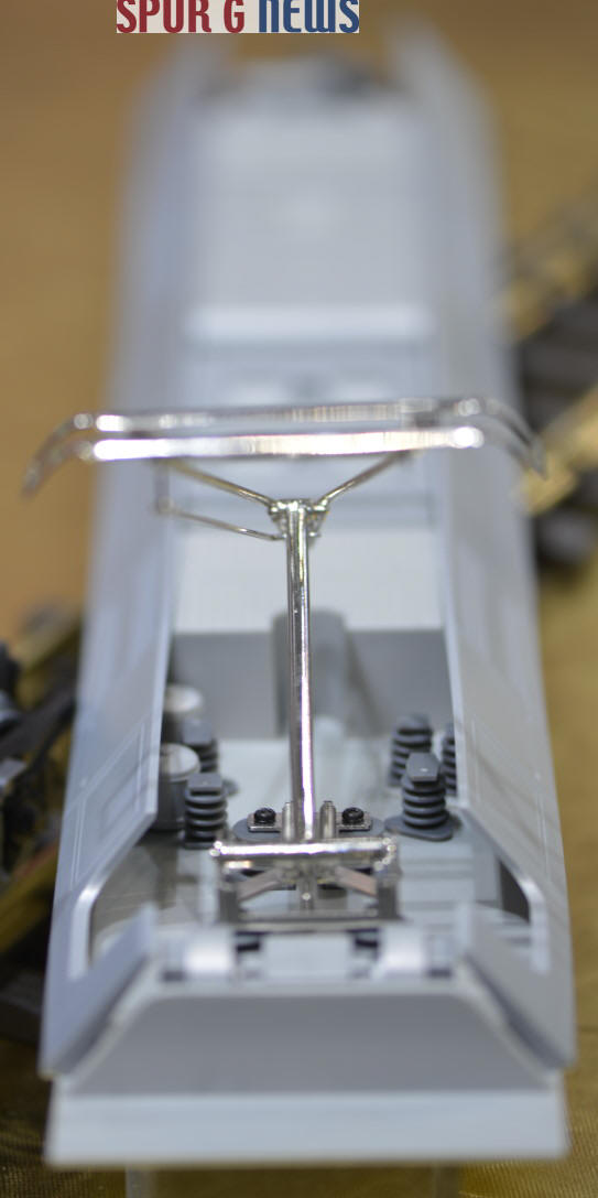 Isolatoren im Dachausschnitt fr den Einholmstromabnehmer auf der Dachpartie des Modelles Allegra Triebzug von LGB 