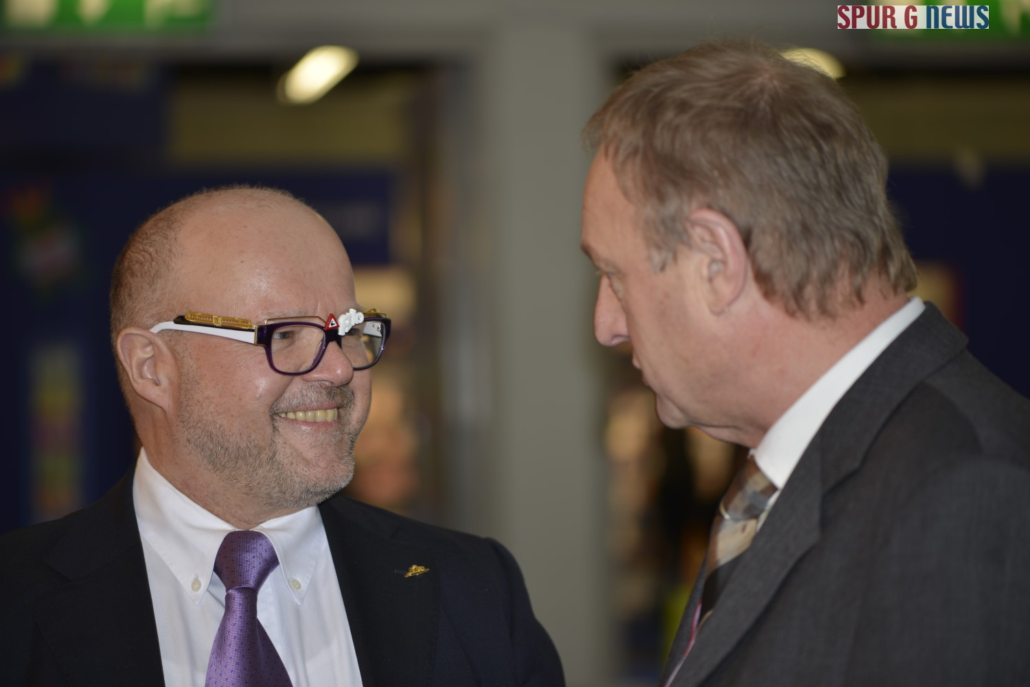 "Die Neue" Brille von Herrn Dr. Ren F. Wilfer auf der Spielwarenmesse 2013 - Hier im Gesprch mit Jrgen Baumann von Baumann-Modellspielwaren Neustadt a.d. Aisch