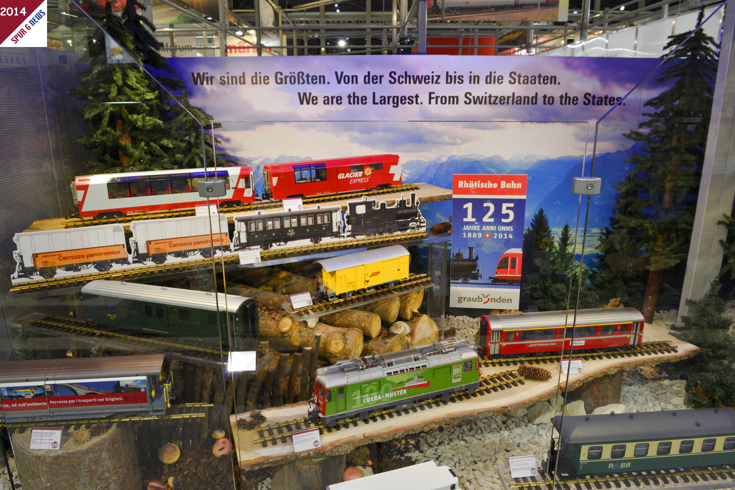 Der Spruch in der Vitrine von LGB fr die Gartenbahn zeigt die Richtung wohin die Firma in den nchsten Jahren Ihr Ziel gesetzt hat. In dem Layout-Display von LGB auf der Spielwarenmesse 2014 sind verschiedene neue Artikel bereits als Muster in der richtigen Farbgebung und Ausstattung zu sehen.