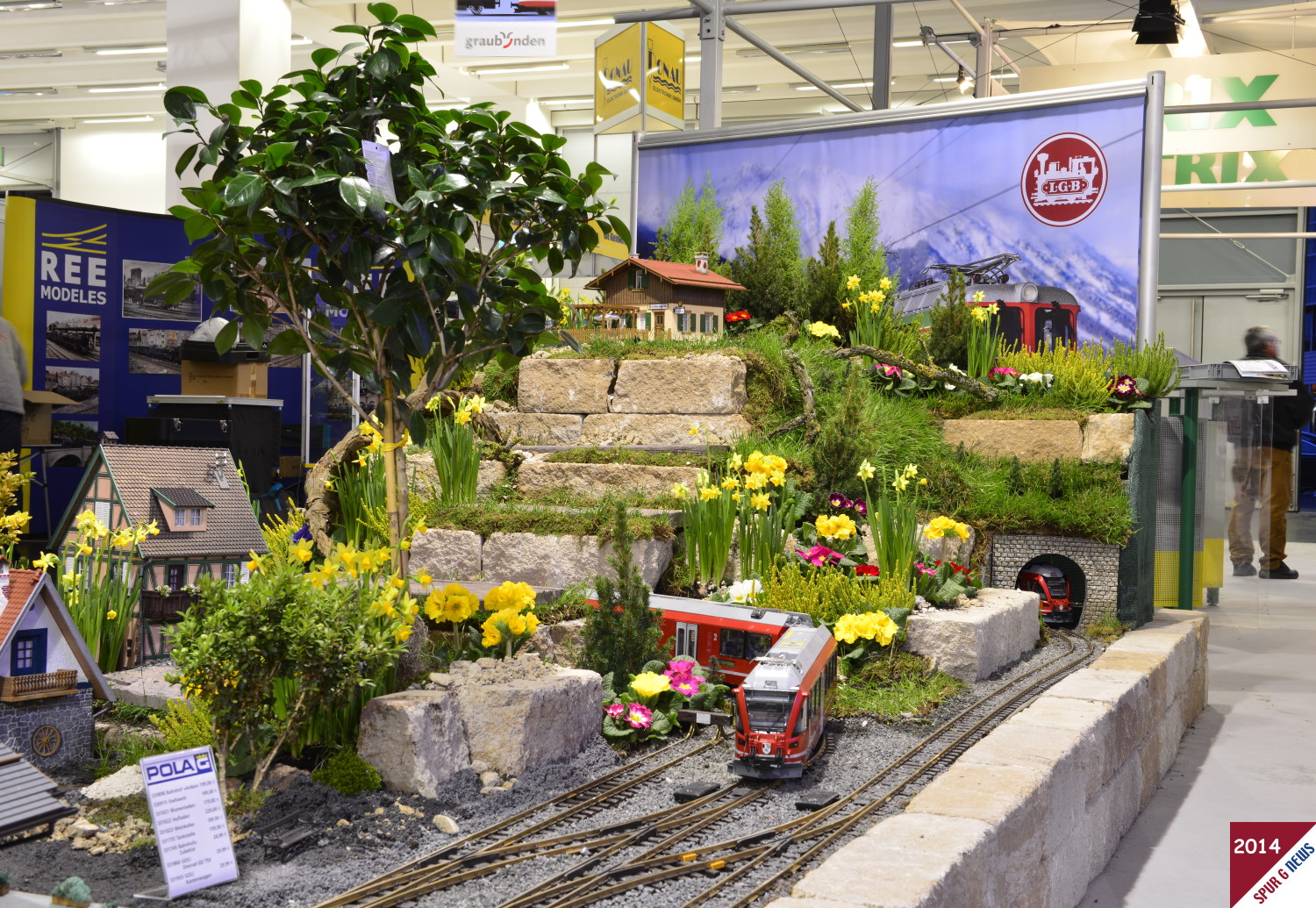 Damit zwei Allegras - Modellbahnen von LGB - ihre Runden drehen knnen, wurde die Schauanlage vom GartenbahnCenter Nrnberg lang gezogen, mit blhenden Pflanzen versehen und mit den neuesten POLA Modellen bestckt. Auf dieser Anlage sind auch groe Brcken - POLA und LGB - eingearbeitet. 