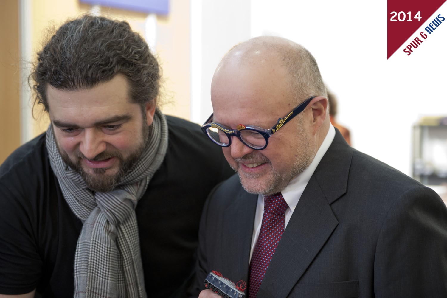 Herr Dr. Ren F. Wilfer beim Pressetermin mit dem Fotografen Herrn Wagner vor dem PIKO Messestand auf der Spielwarenmesse 2014. Ebenfalls mit neuer Brille. 