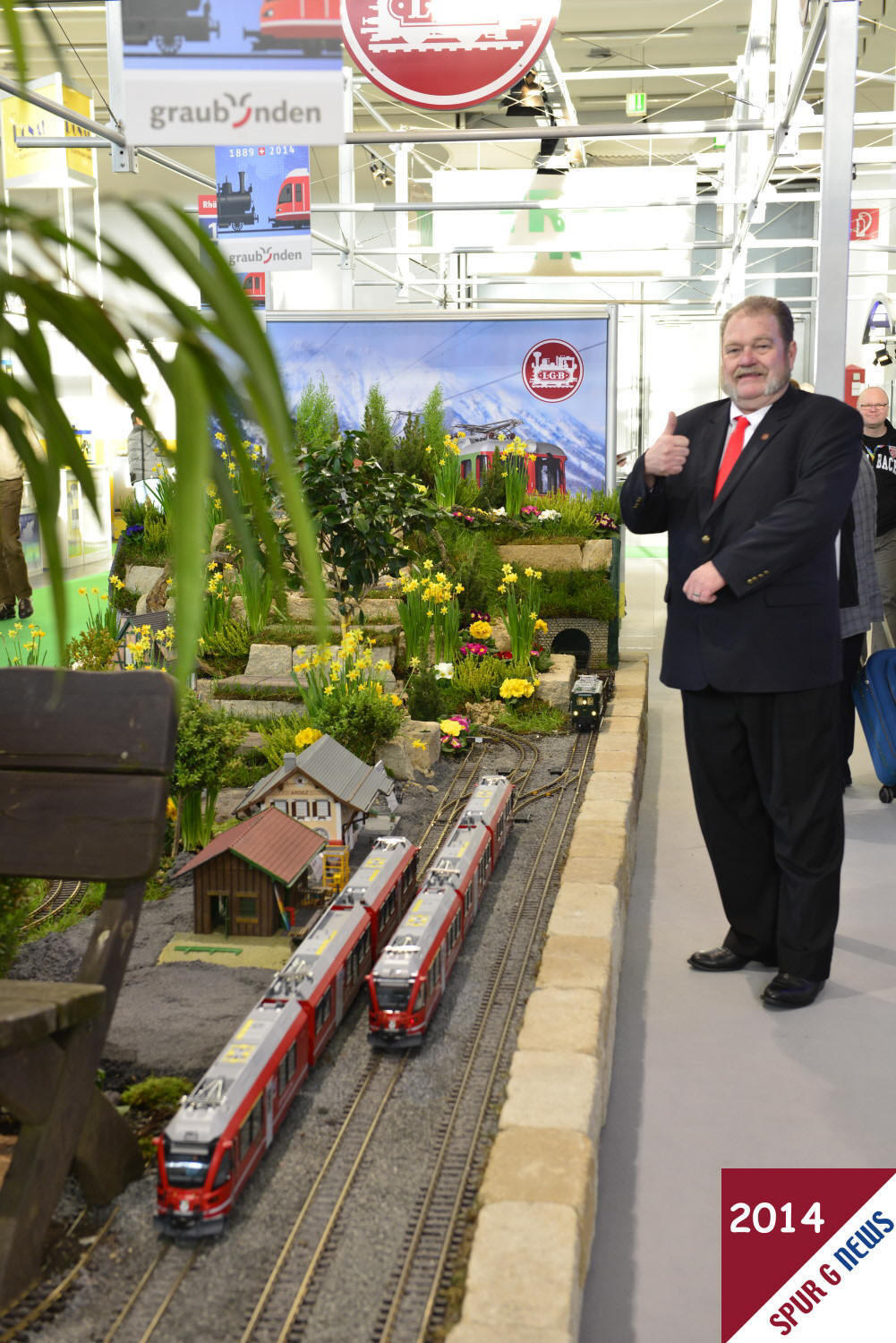 Ron Gibson - LGB Manager fr Nordamerika vor der herrlichen LGB Anlage auf dem Mrklin Stand. Internationale Spielwarenmesse 2014. 