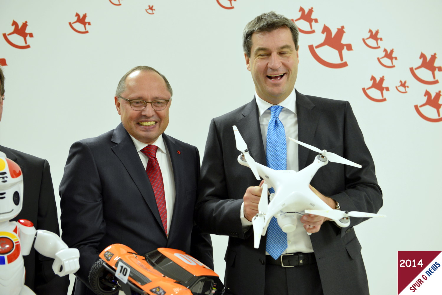 Die Erffnungsfeier der internationale Spielwarenmesse 2014 besuchte auch der sehr gut gelaunte Dr. Markus Sder, Staatsminister der Finanzen, fr Landesentwicklung und Heimatpflege. Auf dem Bild ist er rechts neben dem Vorstandsvorsitzenden der Spielwarenmesse e.G, Herrn Ernst Kick, zu sehen. 