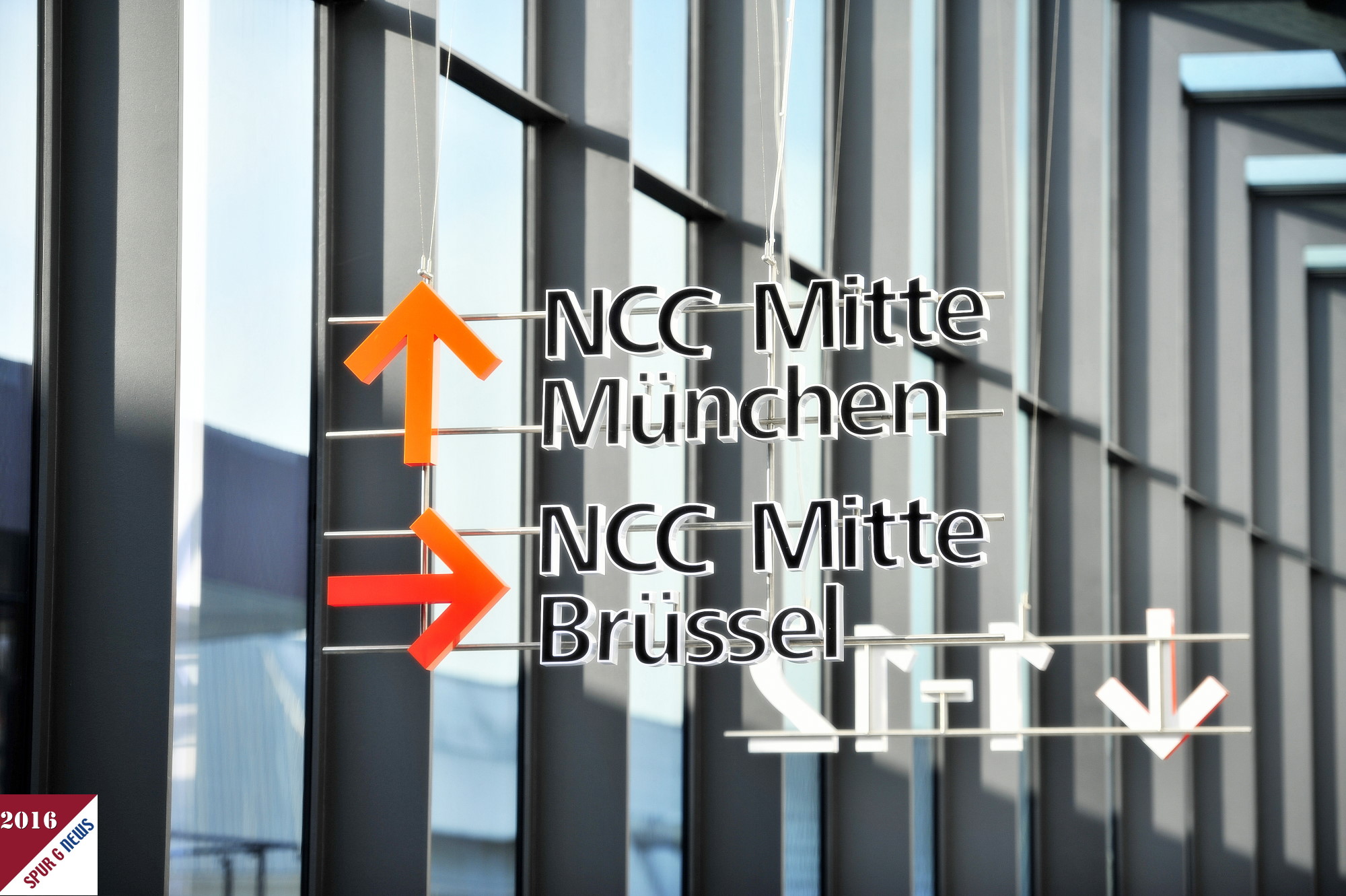 Die leuchtenden Wegweiser geben dem Besucherstrom immer die Richtung zu besonderen Ausstellungsrumen oder den Messehallen vor. Heute war im Raum Brssel NCC Mitte die Hauptpressekonferenz. 