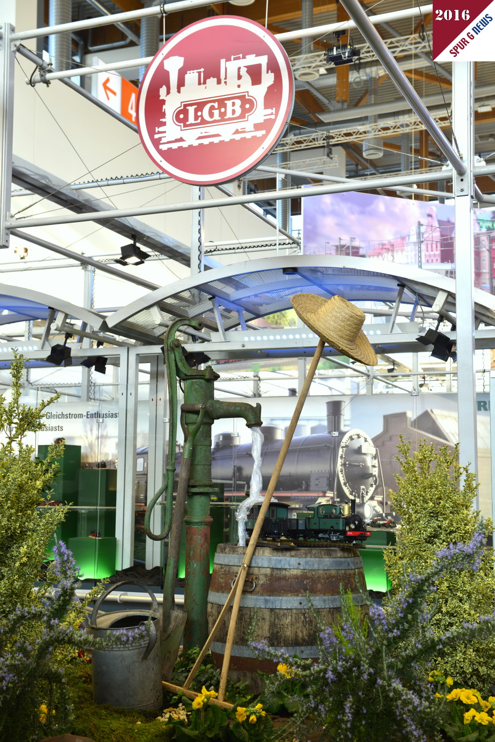 Im Bild entsteht der Eindruck, dass aus der alten Schwengelpumpe der Gartenbahnwagen eine Reinigung erhält. Dies ist eine Aussage zur Wetterfestigkeit der LGB Fabrikate.