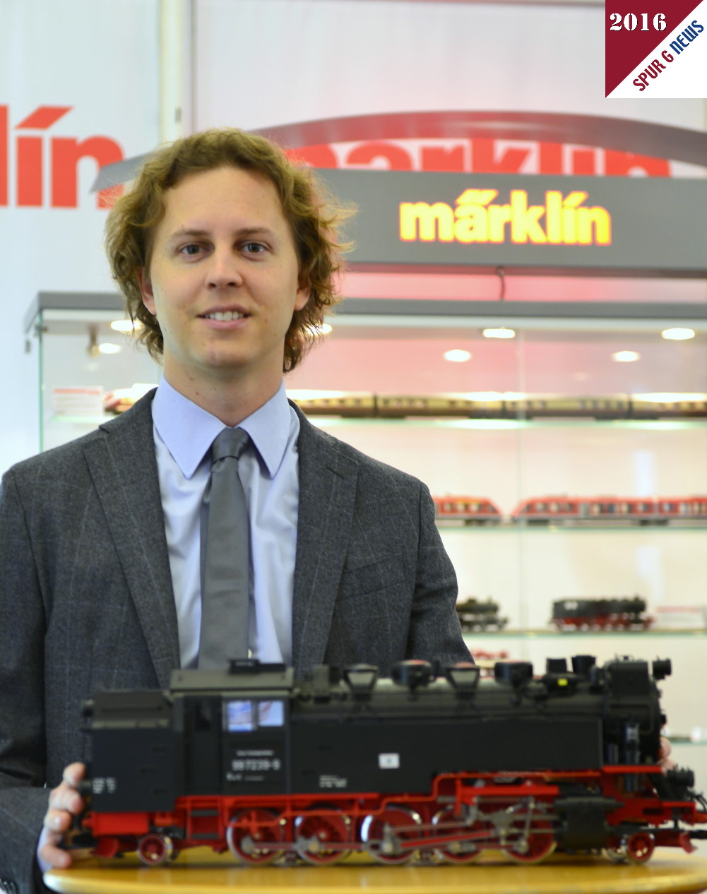 Herr Florian Sieber, einer der geschäftsführenden Gesellschafter von Märklin, hat nicht nur den neuen Harzbullen - LGB Art. Nr. 26814 fest im Griff, auch die Firma unter der neuen Leitung schreibt schwarze Zahlen.