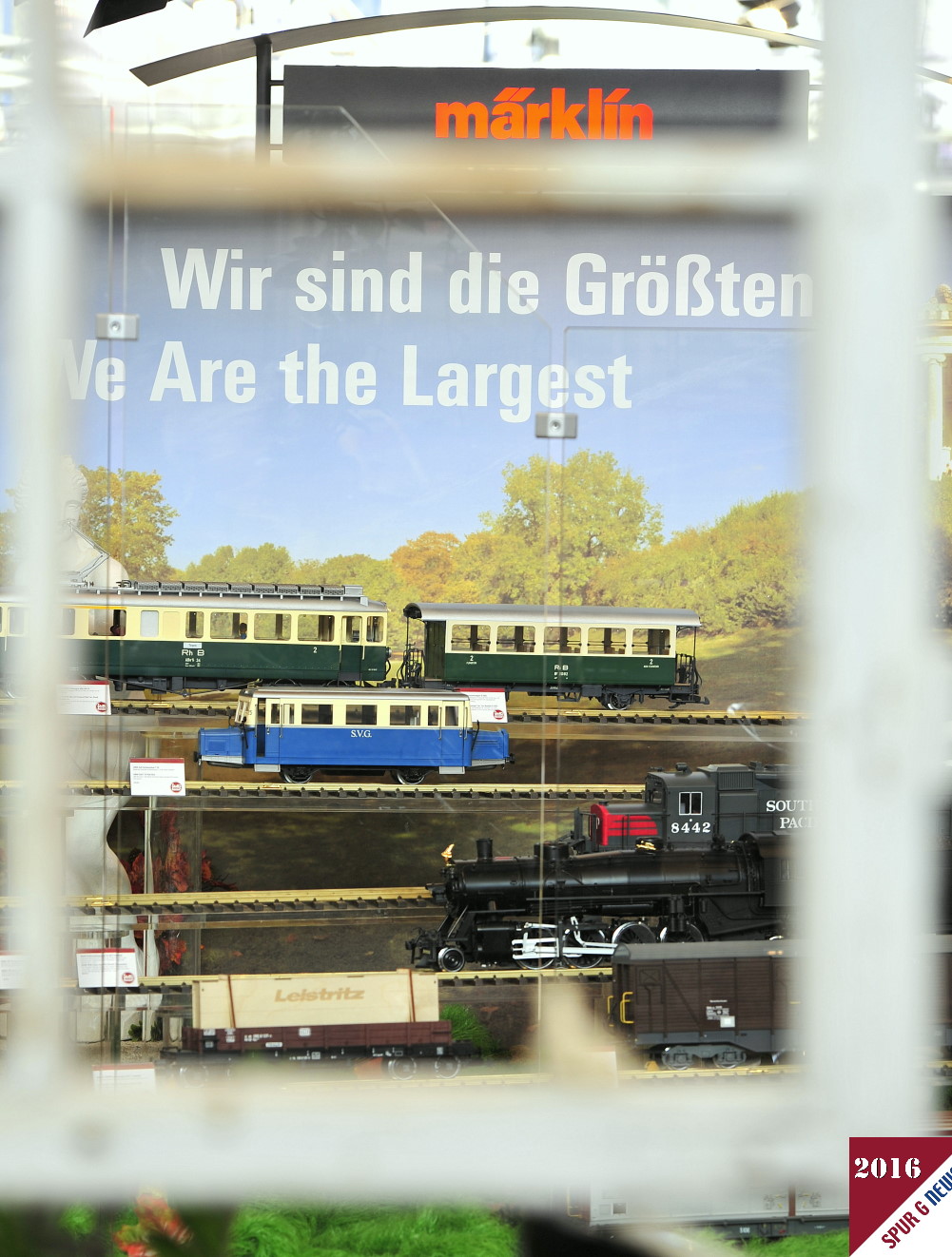 Schon der Werbeslogan "Wir sind die Grten" von LGB unter Mrklin zeigt, dass die Mitarbeiter, Geschftsleitung und vor allem die Kunden hinter dem Erfolg der Firma stehen. Ohne die Kuferschicht im Gartenbahnsektor knnten keine Lokomotiven, Wagen, Schienen oder Weichen mehr gefertigt werden. 