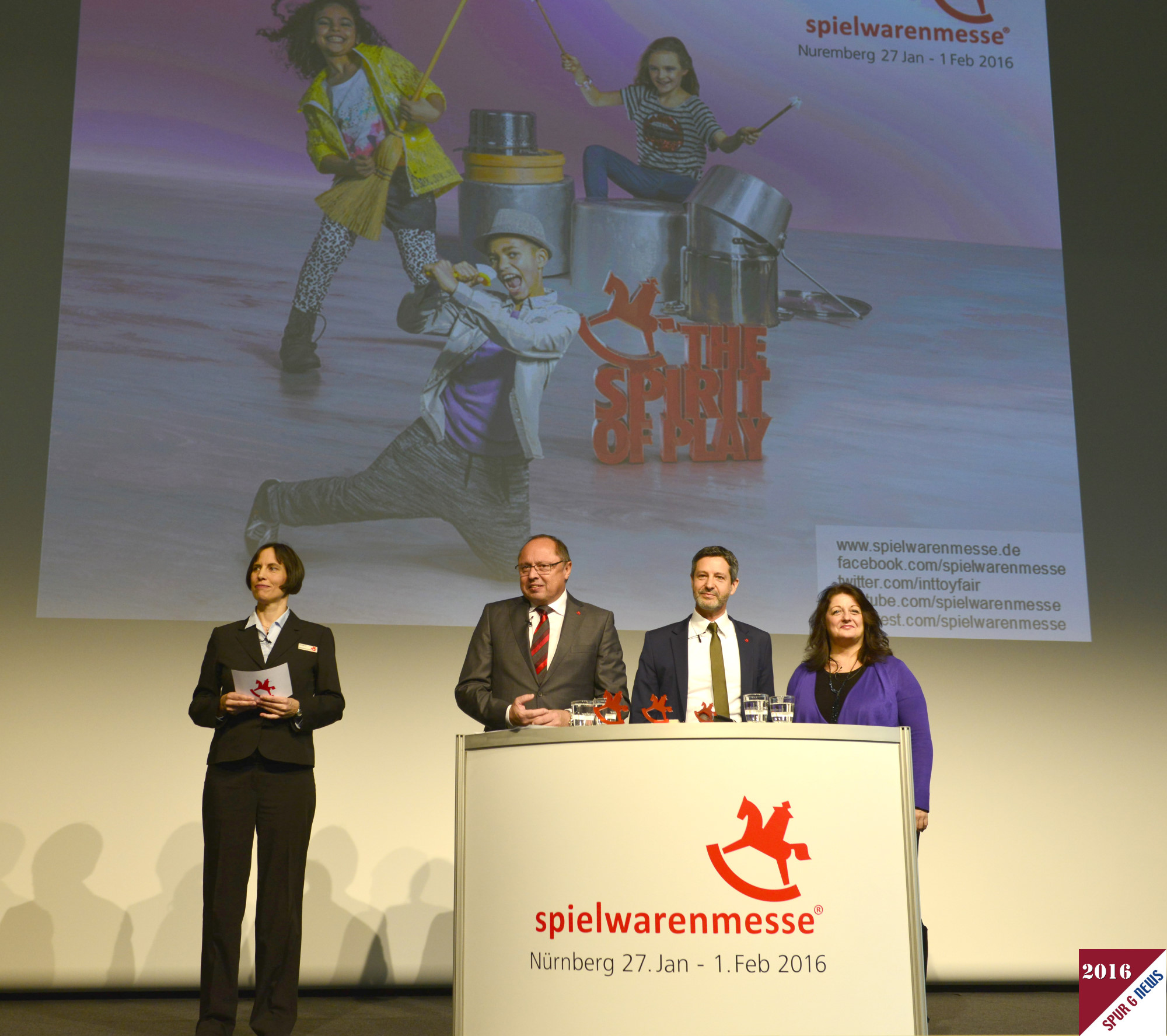 Frau Kyra Mende, Pressesprecherin der Spielwarenmesse, Herr Ernst Kick, Vorstandsvorsitzender der Spielwarenmesse e.V., Herr Christian Ulrich, Marketingleiter und Frua Reyne Rice, Journalistin und Trendexpertin, Im Saal Brssel beim Messeeingang Mitte wurden die Zahlen, Trends und Ausblicke in der knappen Stunde vom Fhrungsteam der Messe prsentiert. Gastrednerin war Frau Reyne Rice, Journalistin und Trendexpertin aus New York, USA