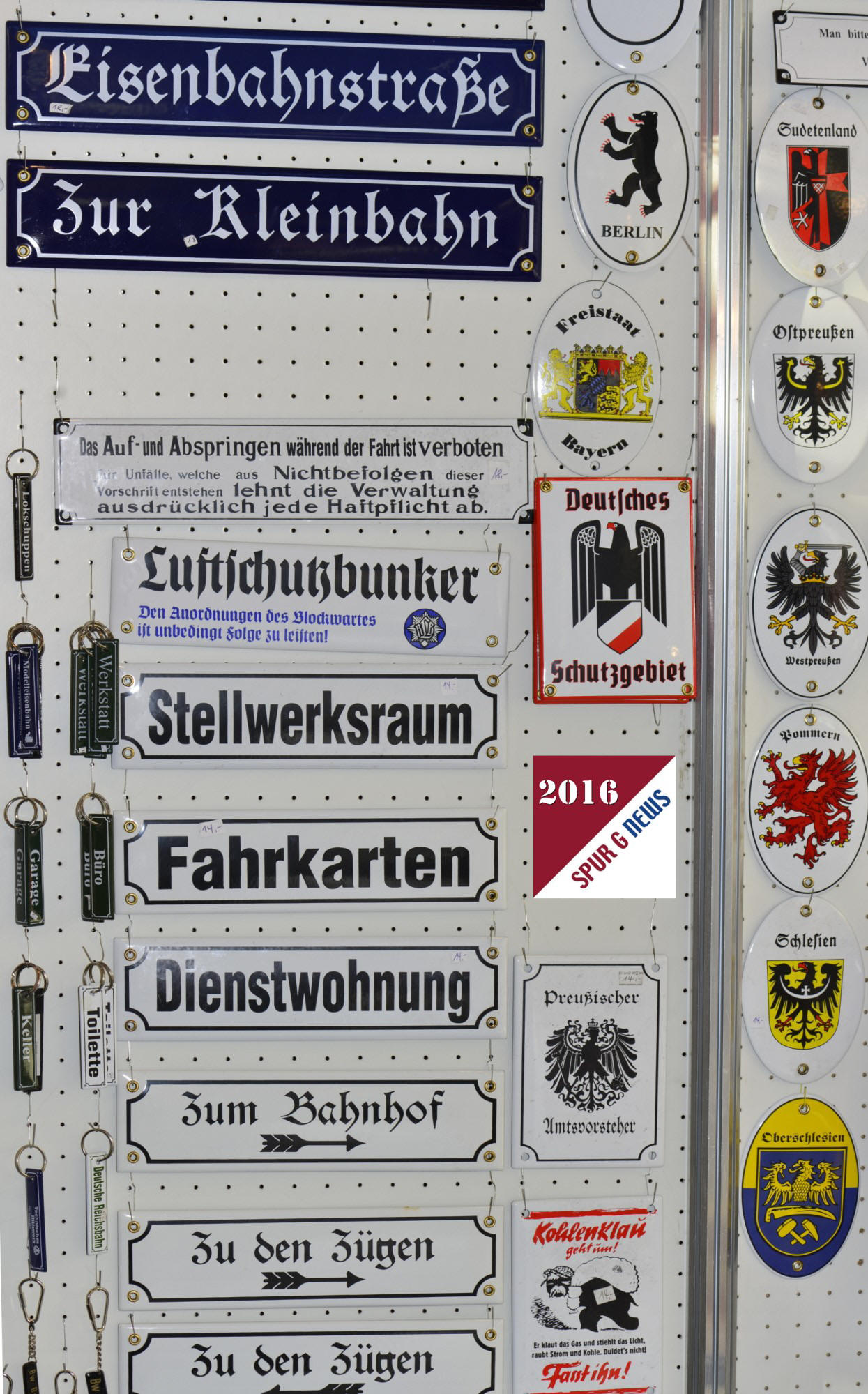 Ob der Gartenbahner nun seine Richtung  zum Bahnhof oder zu den Zgen anzeigen mchte, kann er dies mit einem Emaille Schild der Firma Zenk Eisenbahn Artikel machen. Die Schilder sind meist mit einer oder mehreren Messingsen ausgestattet. Hier kann mit Schrauben das Schild dann einfach angebracht werden, denn Bohren in Emaille ist sehr aufwendig. 