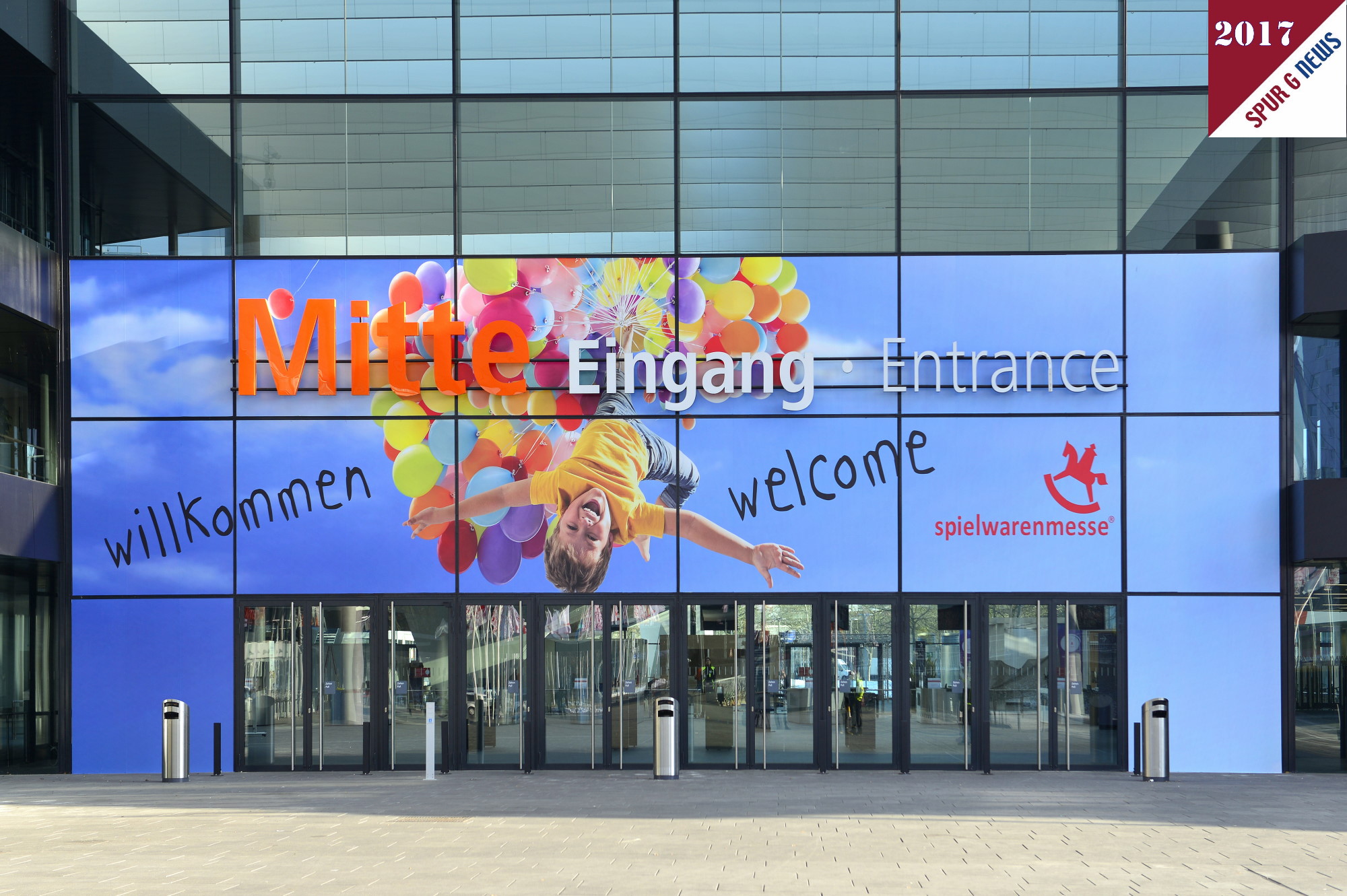 Der Himmel ber Nrnberg zeigte sich heute von seiner besten Seite. So blau wie auf dem Werbebanner am Eingang Mitte zur Spielwarenmesse 2017. Klare Aussichten auch fr die Vorleistungen zum Toy-Award 2017. Rekordverdchtig ist nun auch die Anzahl der eingereichten Produkte. Waren es 2015 noch 601 Einreichungen, so wurden 2016 bereits 616 Spielwaren von 344 unterschiedlichen Herstellern zur Auswahl der Messe zur Verfgung gestellt. In 2017 war die Zahl gleich geblieben. Exakt 616 Einsendungen von 344 Unternehmen. 