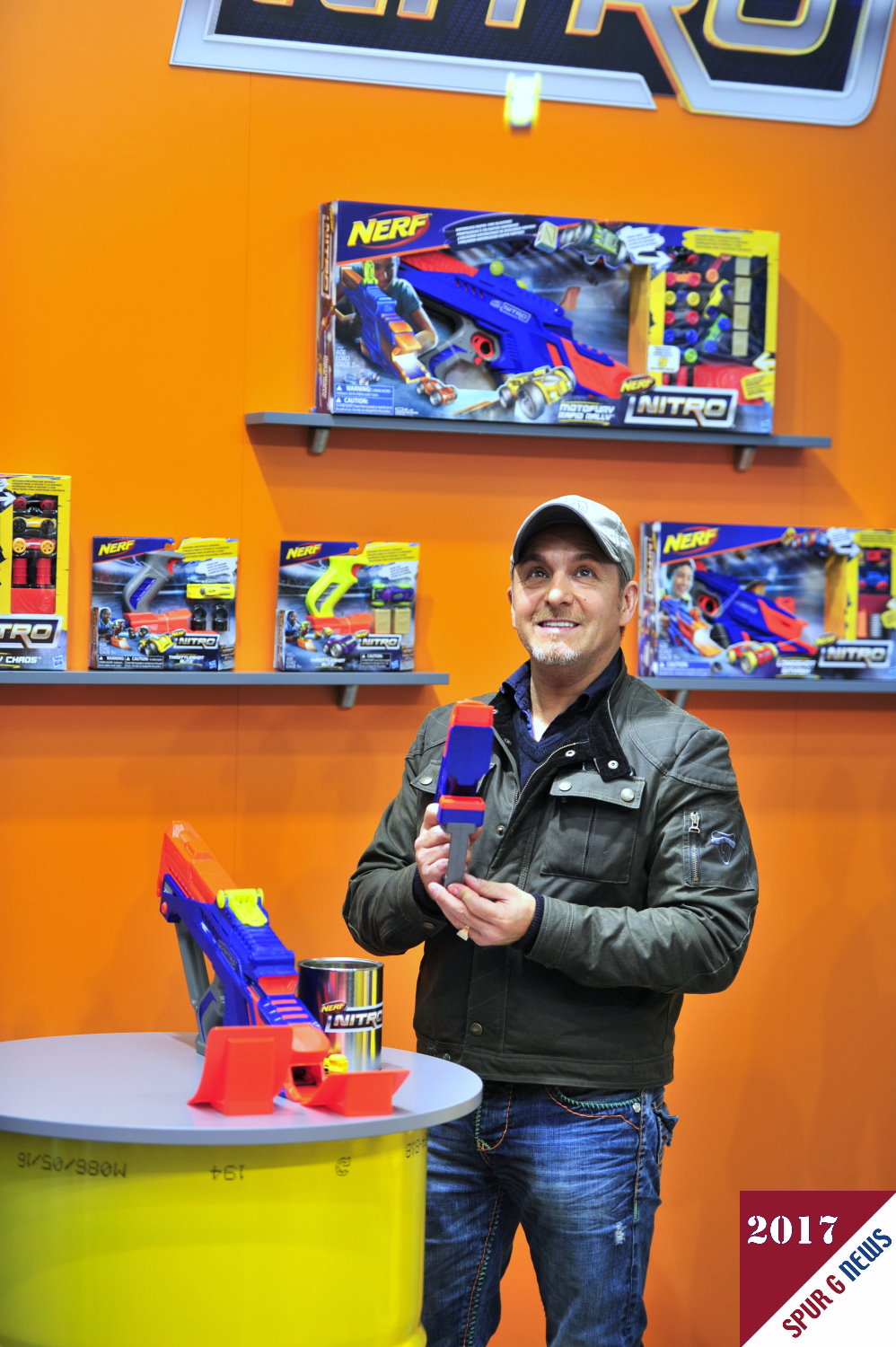 Hier im Bild der Schauspieler Erdogan Atalay fr die Action-Autos von HASBRO "Nerf Nitro". Fr Action und abgefahrene Stunts sorgt der Nerf Nitro. Einfach eines der ultraweichen Autos in den Blaster einsetzen, den Abzug drcken und schon jagt der "Soft Racer" ber eine Weitsprung-Rampe durchs Zimmer. 