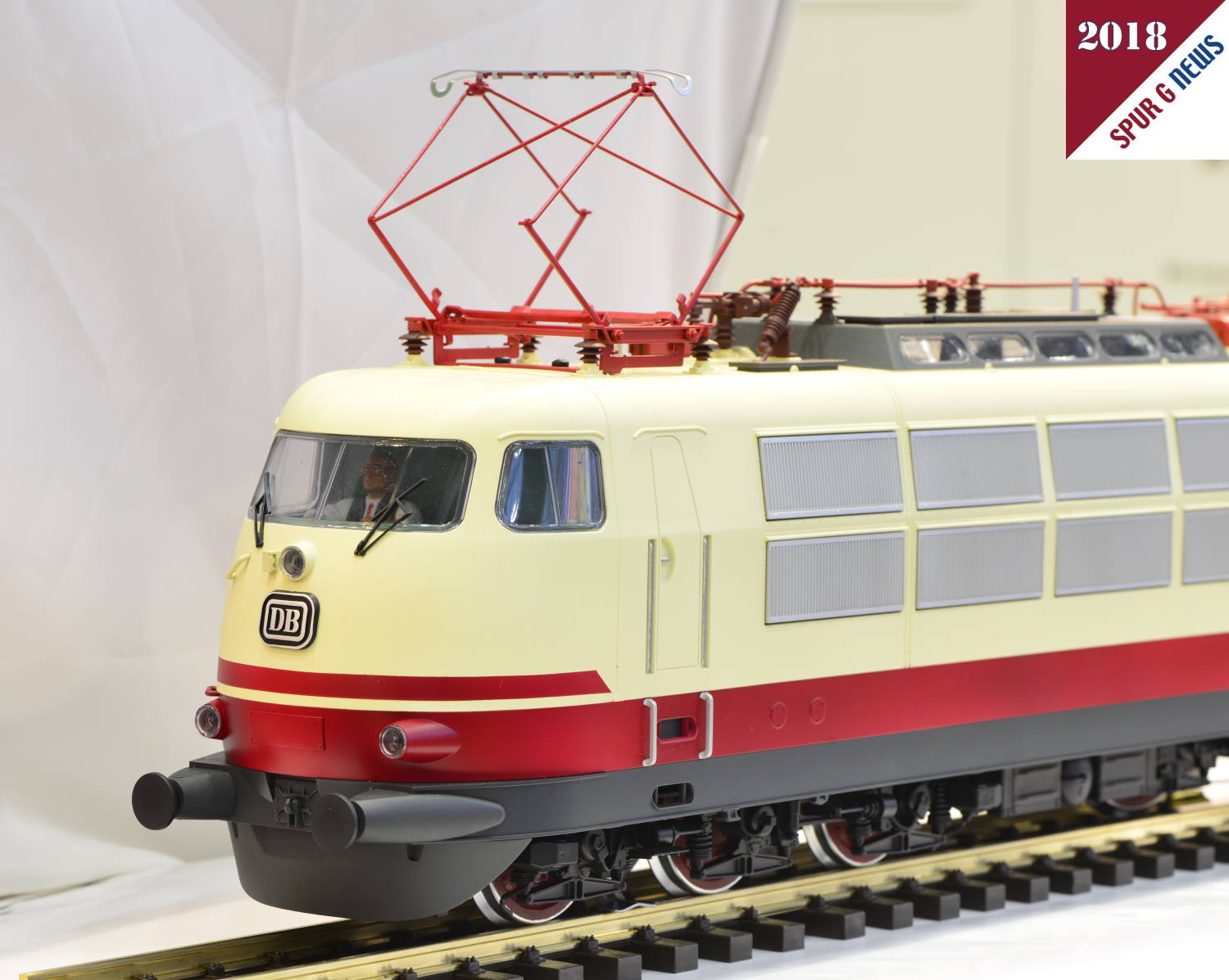 Neuheit 2018 - Baureihe 103 von PIKO - Frontansicht mit hochgestelltem Oberleitungsbgel. 