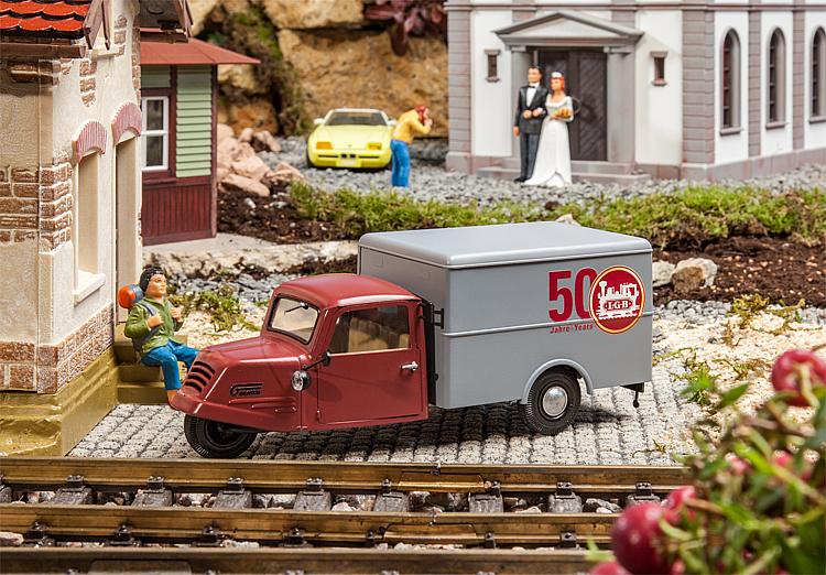 50 Jahre LGB! Dreirad-Lieferwagen mit Kastenaufbau und beweglichen Tren. Das Modell ist eine originalgetreue Wiedergabe des bis 1955 gebauten Goliath GD 750. Anlsslich des 50-jhrigen LGB-Jubilums mit Sonderaufdruck in limitierter Einmalauflage. Herzlichen Glckwunsch!