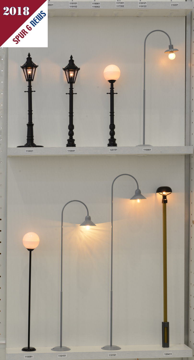 Auf dem Beli-Beco Stand sind alle derzeit fr die Gartenbahn lieferbaren Lampen aufgereiht. Kandelaber, Rundkugel, Metallstraenlampe verschiedene Ausfhrungen und die bekannte "Salatschssel" fr den Harz bzw. die Ostbahnen. Alle Lampen von Beli-Beco haben eine Schraubfassung mit 5,5 mm zum eindrehen von LED oder Glhbirnen. 