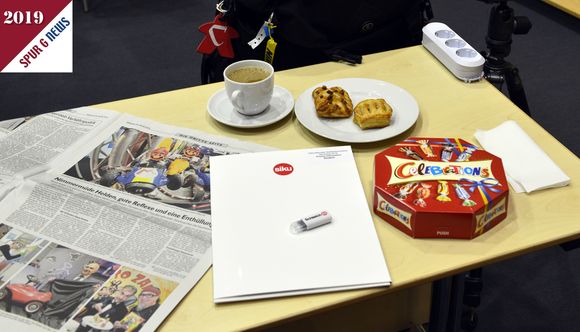 Vor dem Rundgang durch die Hallen gibt es im Pressecenter noch einiges zu tun. Akku laden von den Kameras und vom Fotografen. Natrlich wieder mit dem LGB Geschirr....