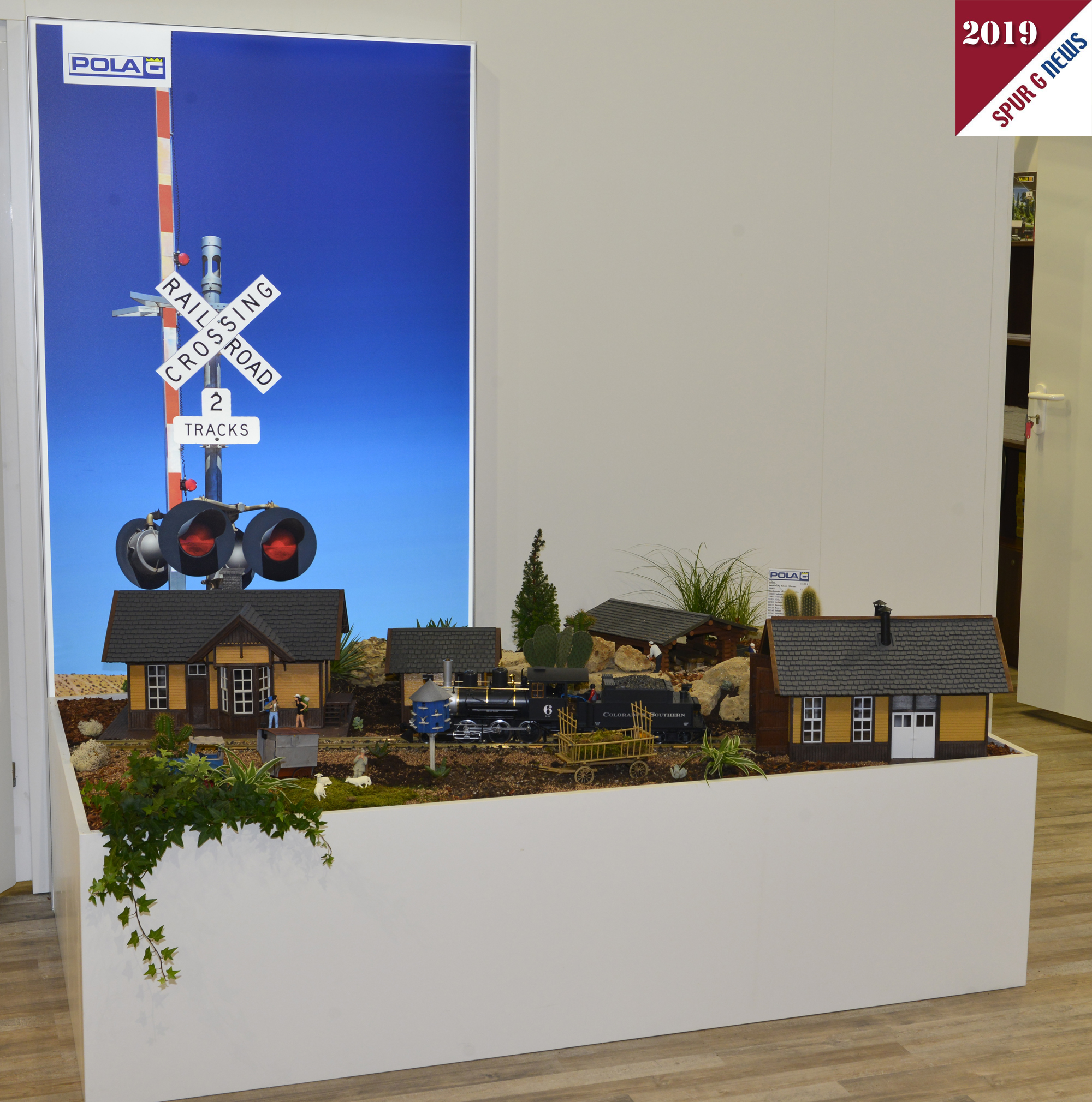 Auf dem Stand von POLA G - also bei Faller - ist ein Diorama mit den neuen Artikeln 2019 gebaut. Verschiedene Baustze, Zubehr und Figuren sind die Neuheiten 2019. Sechs verschiedene Figuren Sets, ein Lanz Bulldog mit Schferwagen, US-Huser, Kuhstall und Blockhtte mit Grillplatz sind die Highlights in 2019.  