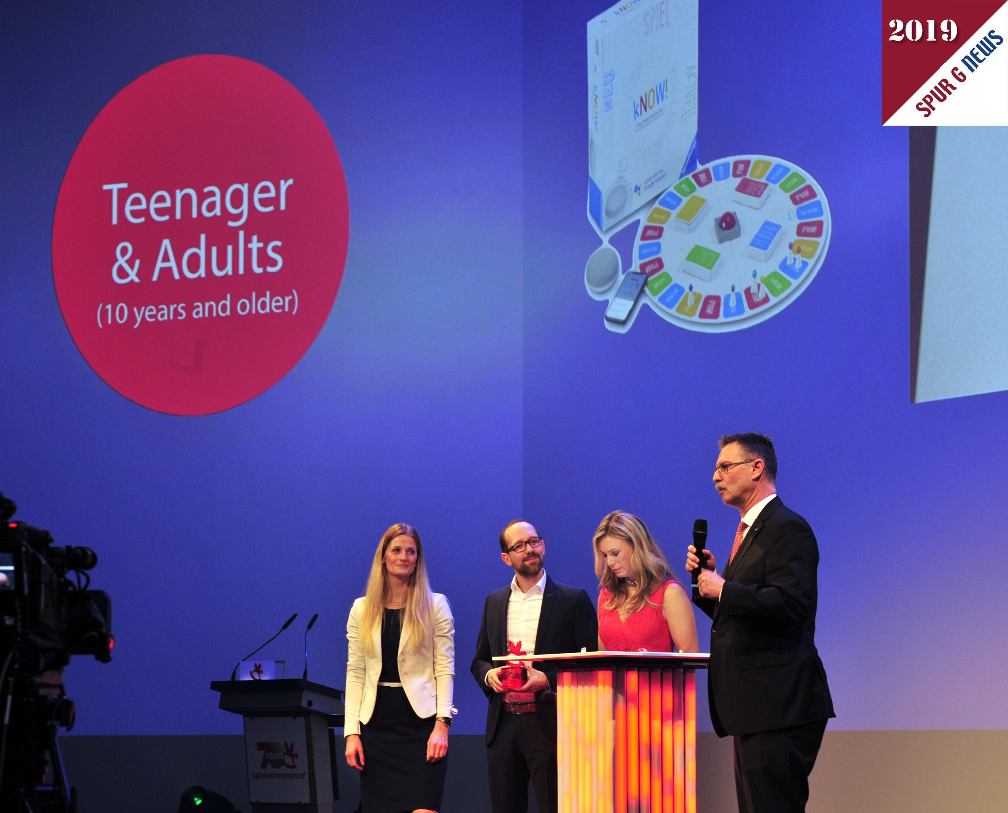 Der Preis in der Kategorie Teenager & Adults wurde 2019 an das Unternehmen Ravensburger Spieleverlag mit dem Titel kNOW! vergeben. Ein interaktives Spiel mit speziellen Anforderungen.