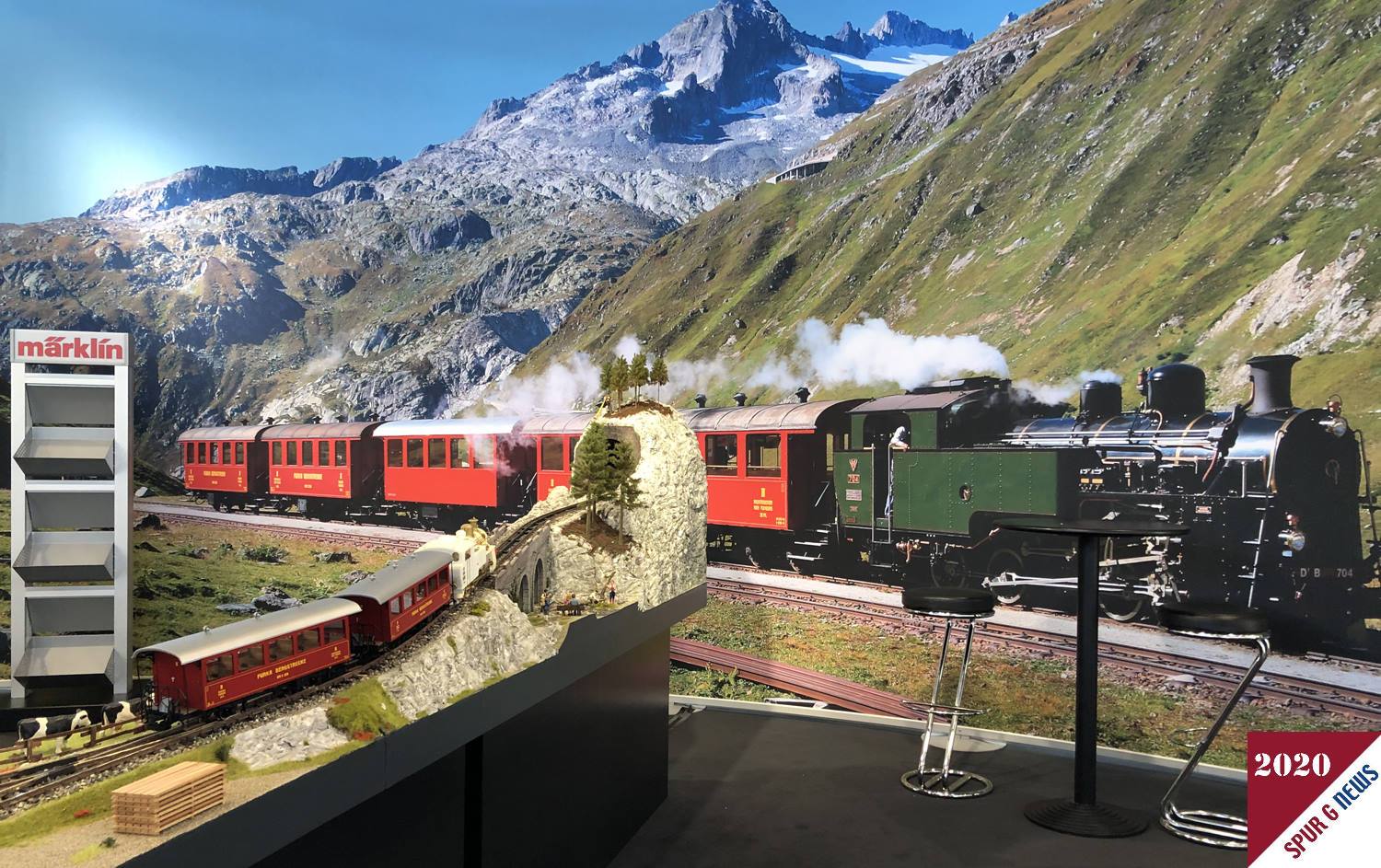 Das Entree des Mrklin Standes wird mit einem Panorama der DFB sowie der bereits 2019 vorgestellen Zahnraddampflok HG 4/4 auf einem Diorama gezeigt. Die beiden roten Personenwagen der Dampfbahn Furka-Bergstrecke hinter der weien, funktionsfhigen Musterdampflok, sind bereits die Artikel Nummer 30561 und 30562 und der Neuheiten 2020. 