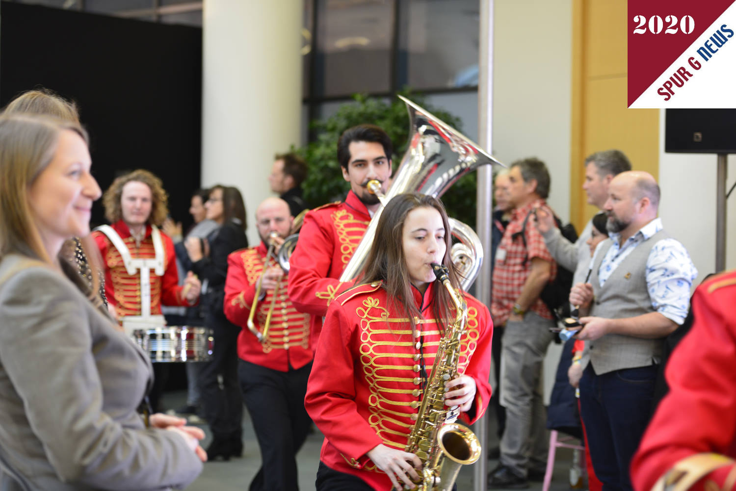 Los ging es pnktlich um 8.55 Uhr mit einer schwungvollen musikalischen Einlage. Eine sechskpfige Marchingband unter der Leitung von Roland Peil (Percussionist der Band Die Fantastischen Vier und Dozent an der Hochschule fr Musik in Nrnberg) fhrt die Parade aus Walking Acts, Models und Promis mit ihren Produktideen in der Rotunde an. Zum Abschluss der schwungvollen Erffnung erfolgt das Gruppenfoto mit Ernst Kick, Vorstandsvorsitzender der Spielwarenmesse eG, vor der Pressewand. Dann prsentieren ber 50 Aussteller an eigens fr die PressPreview aufgebauten Stnden bis 12.30 Uhr ihre Innovationen. Somit haben nationale und internationale Journalisten sowie Top-Einkufer als erste die Mglichkeit, exklusiv die Highlights zur 71. Spielwarenmesse zu entdecken.