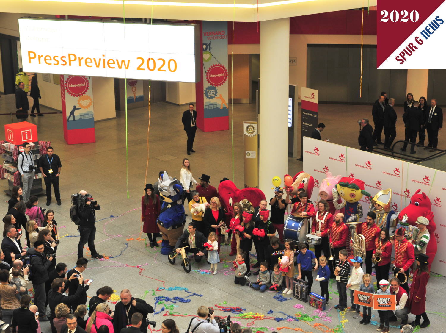 Zum Abschluss der schwungvollen Erffnung erfolgt das Gruppenfoto mit Ernst Kick, Vorstandsvorsitzender der Spielwarenmesse eG, vor der Pressewand. Dann prsentieren ber 50 Aussteller an eigens fr die PressPreview aufgebauten Stnden bis 12.30 Uhr ihre Innovationen. Somit haben nationale und internationale Journalisten sowie Top-Einkufer als erste die Mglichkeit, exklusiv die Highlights zur 71. Spielwarenmesse zu entdecken.