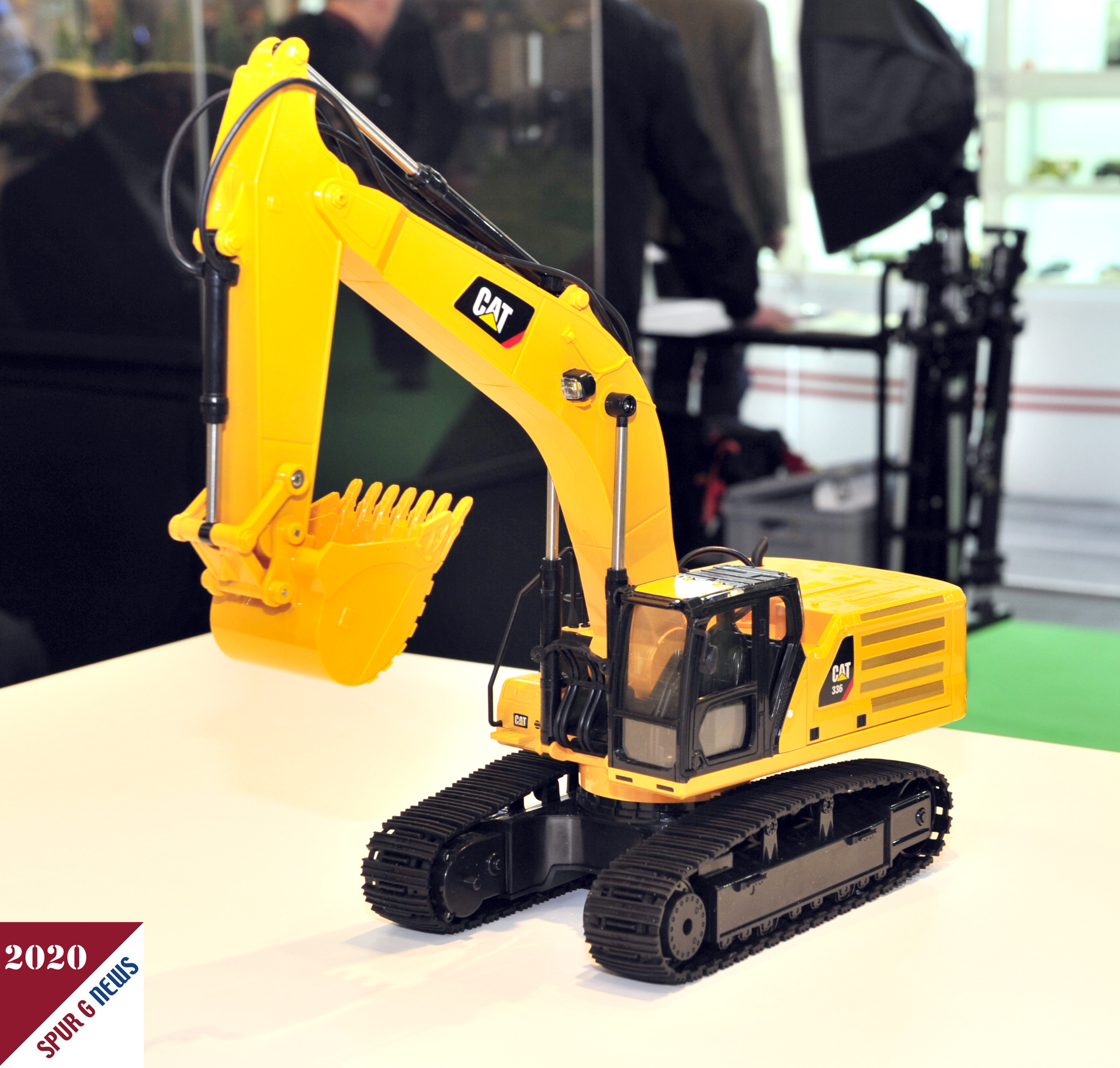 Die Firma DM - Diecast Masters stellt von CAT-Caterpillar Replicas in verschiedenen Mastben her. Als Neuheit 2020 ist auch der Schaufelbagger von CAT im Mastab 1:24 angekndigt. Wir haben hier das Modell auf dem Tresen der Firma Mahler + Partner GmbH abgelichtet! 