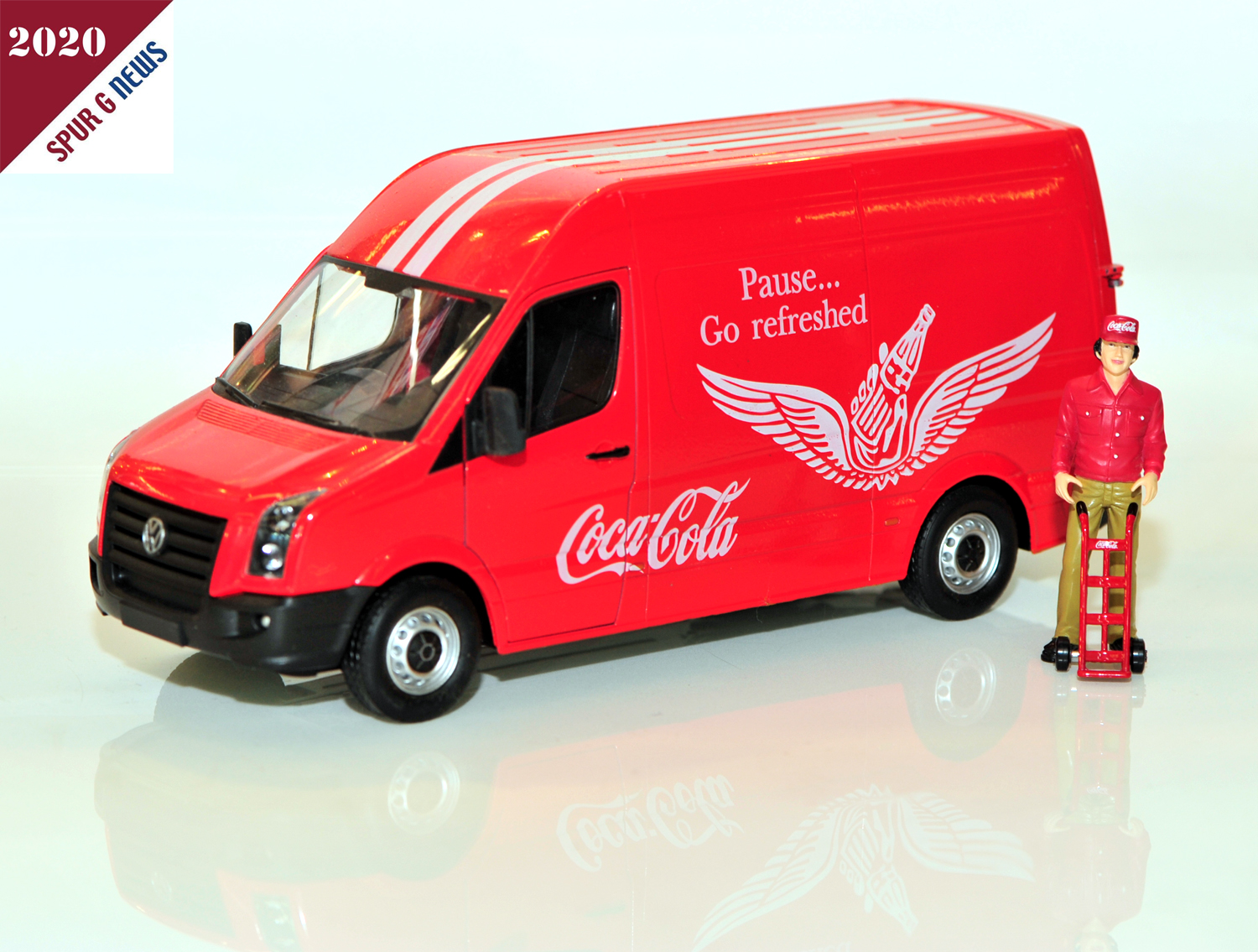 In der Autohalle sind wir auf moderne und alte Fahrzeuge - Bedruckt mit Coca Cola Werbung aufgeallen. Wir haben hier den VW Crafter fotografiert. Ein Lieferant in Coca Cola Kleidung sowie weitere Zuhrteile wie Khlschrank, Kiste und Bank werden wir noch verffentlichen.  