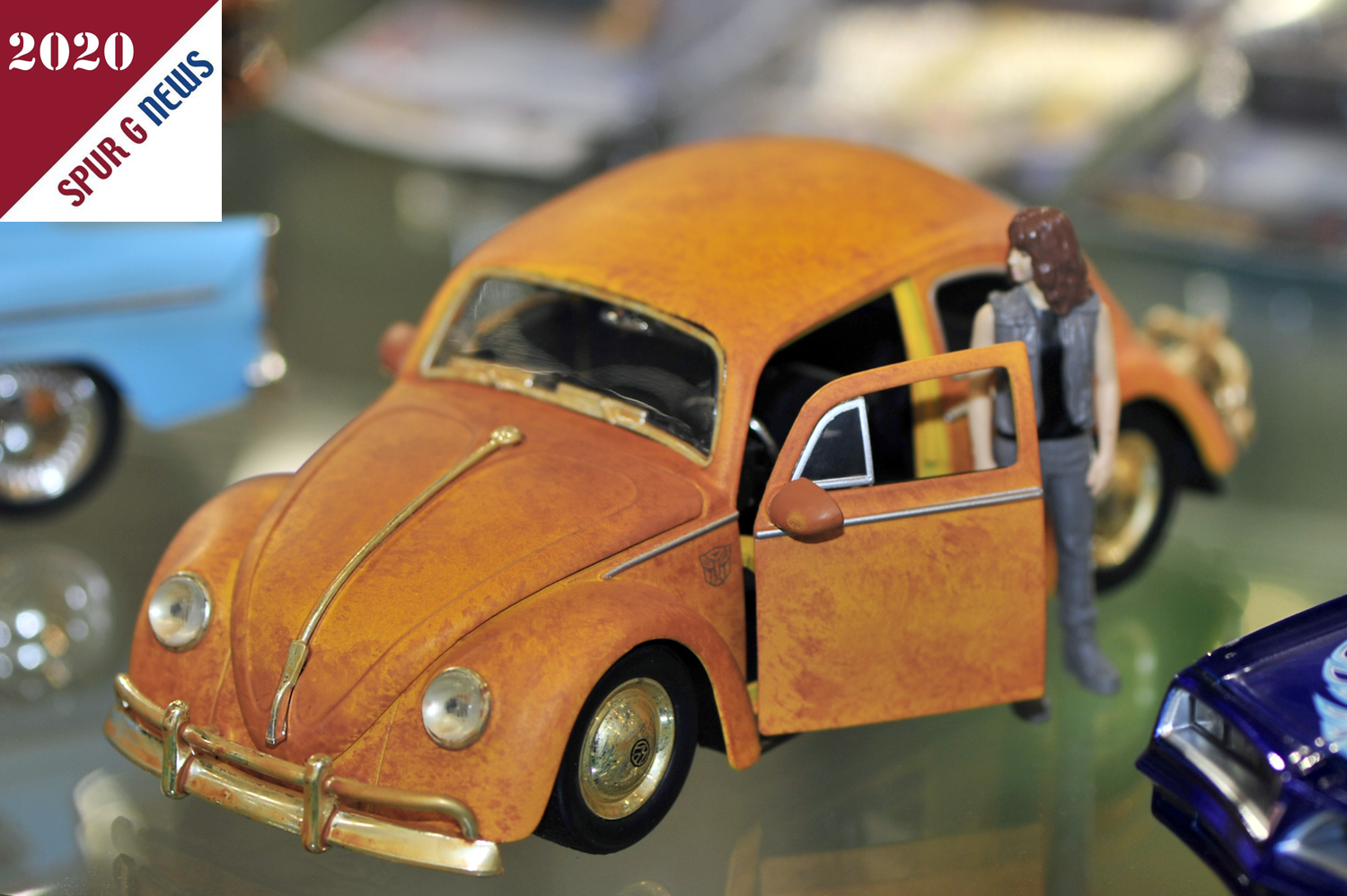 Im Film aus 2018 "Bumblebee" ist auf dem Bild der VW: Volkswagen VW Käfer Bumblebee + Figur Charlie zu sehen. Dieses Fahrzeug wird von JADA Toys hergestellt und auch vertrieben. JADA Toy´s ist ja inzwischen bei der Firma Dickie Toys ansässig. Wie wir aus erster Hand erfahren haben sind jedoch nicht alle Fahrzeuge von JADA für den deutschen Markt lieferbar!