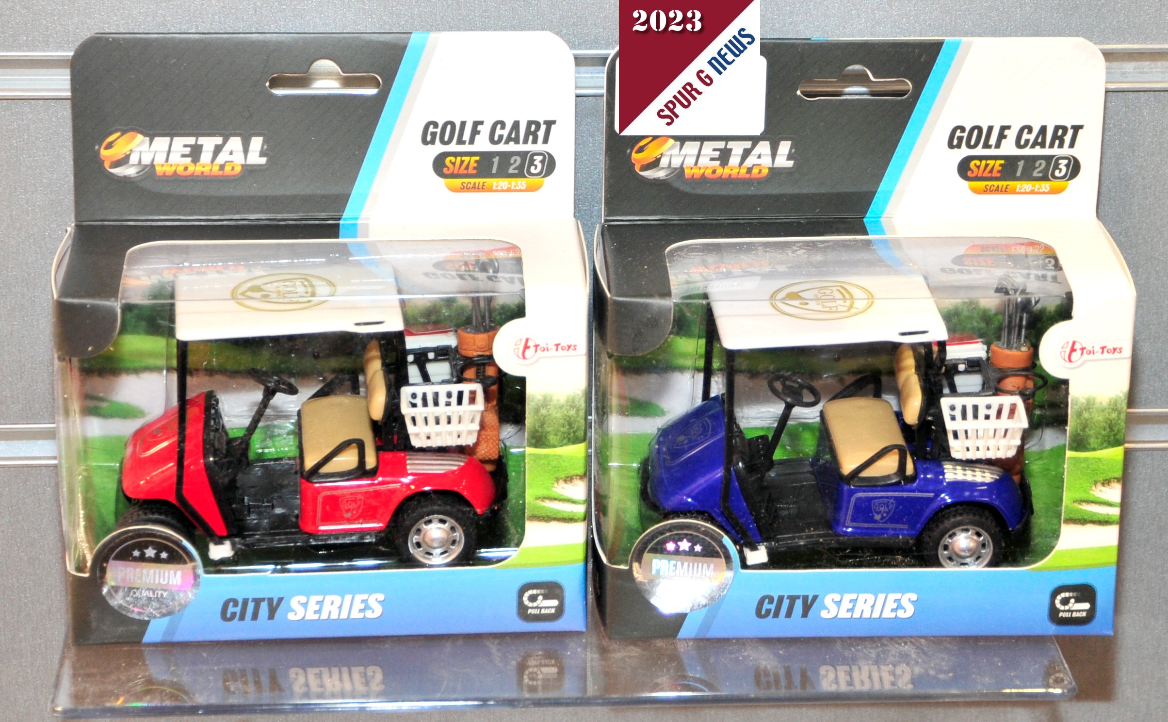 PIKO bringt in 2023 ein Flat Car, also einen flachen Gtertransportwagen mit Beladung Golfwagen heraus. Diese Golf Carts sind bei PIKO wei. Bei Toi-Toys habe wir bunte Golf-Carts entdeckt. Somit eignet sich das Modell gut fr Mastab 1:25 bis 1.32. Neben einem "Korb" fr Utensilien sind auch noch Golftasche und Schlger untergbracht.  