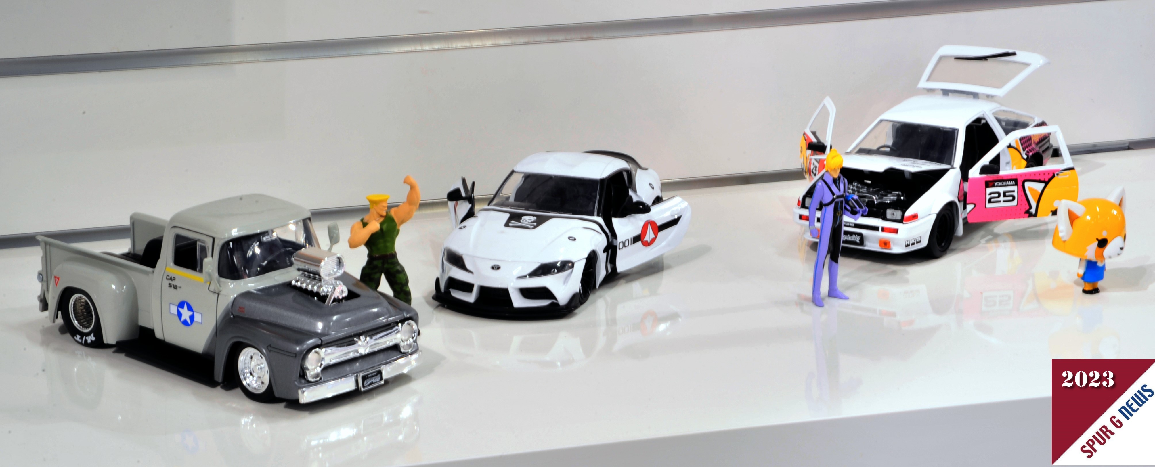 Bei Jada Toys - Simba Dickie Group - gibt es eine Erweiterung der Film- und Serienfahrzeuge. Street Fighter Guile 6 mit dem Ford Pick Up F-100,  Rick Huner mit seinem Toyota 2000 Supra und der Aggretsuco mit dem 1986er Toyota Trueno (AE 86) waren auf dem Stand ausgestellt. Insgesamt haben wir 20 Neuheiten aus dem Bereich Comic, TV oder Film gesehen.