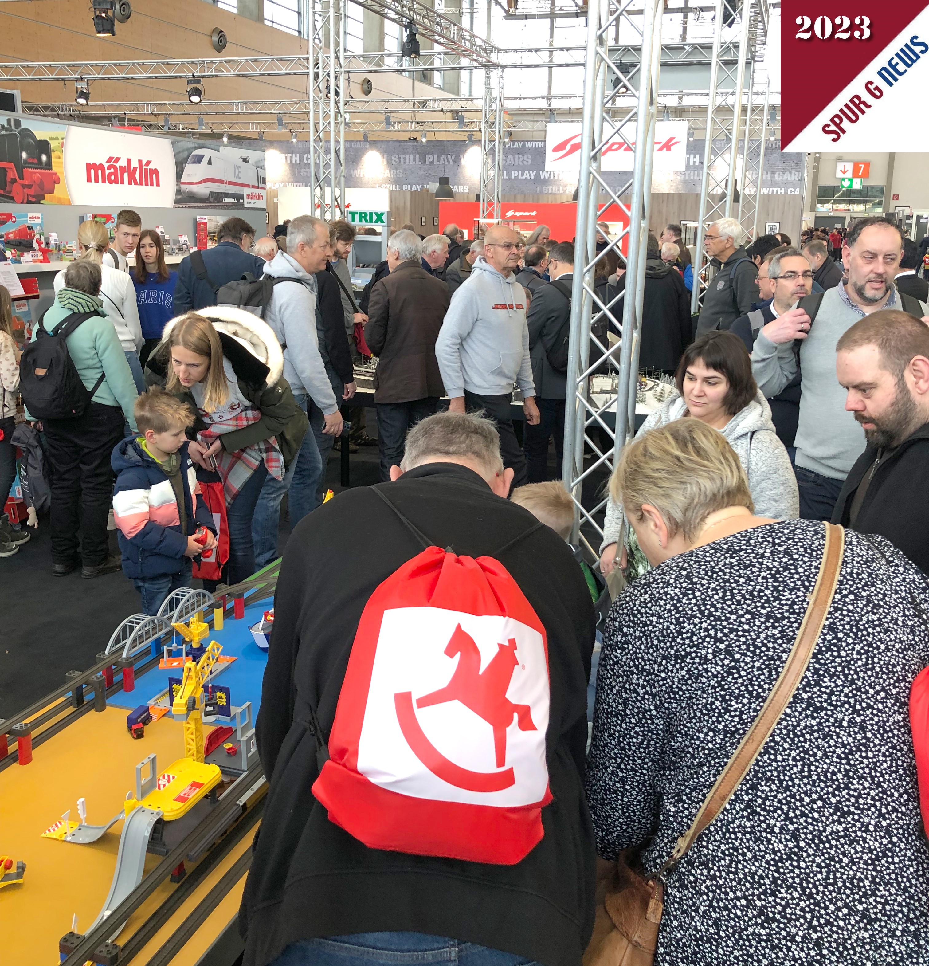 Im Nu war der Mrklinstand mit Modellbahngegeisterten Besuchern, Jung und Alt, bevlkert. Den "Rucksack" mit dem Spielwarenmesselogo gab es gratis. Dieser Beutel ist innen mit Alufolie kaschiert und hllt nicht nur Speisen und Getrnke khl sonder auch die Modellbahnen!? 