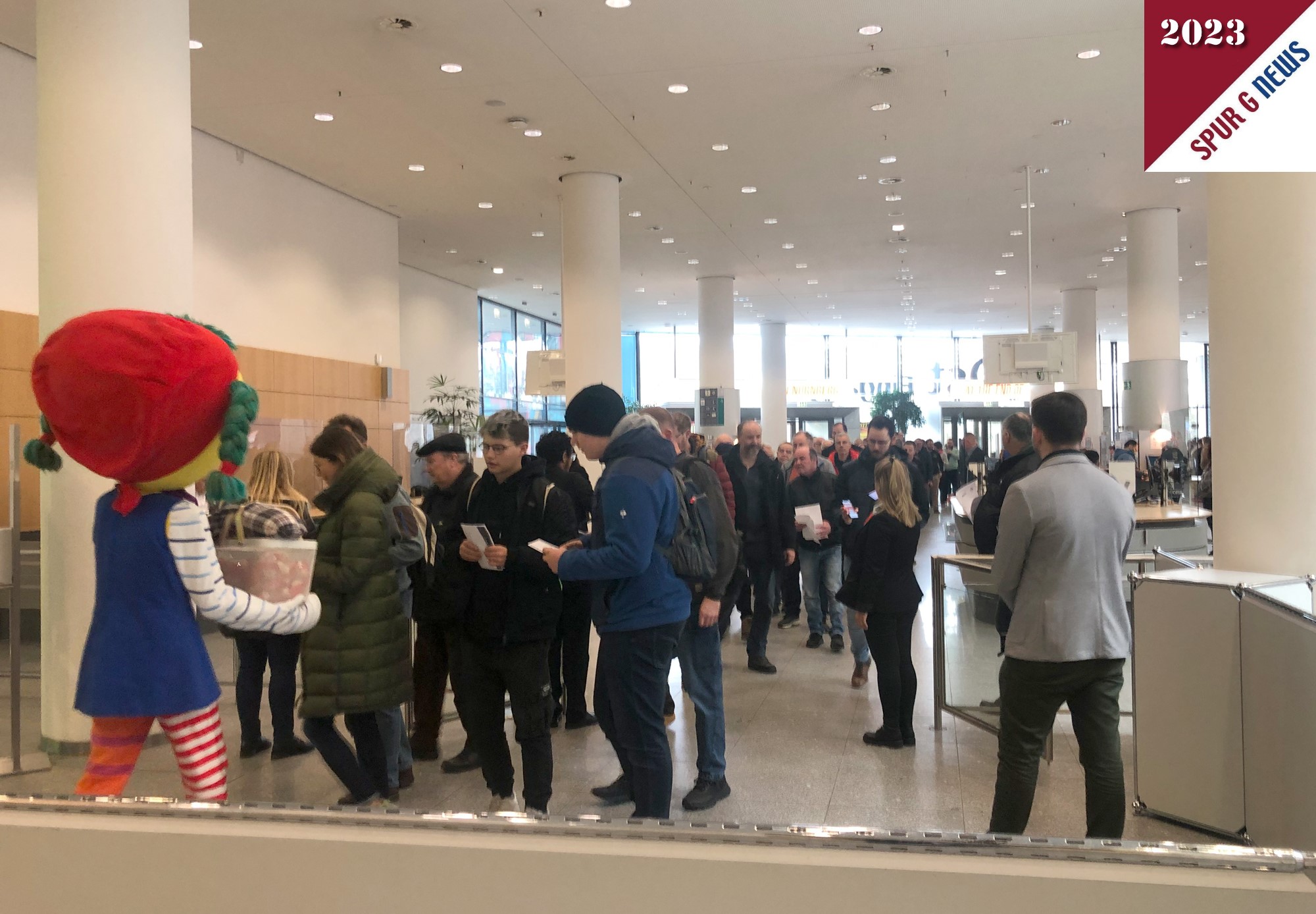 TEENIE begrsste die OPEN DAY Besucher am zweiten "offenen" Tag der Halle 7 A mit Glckskeksen. Auch heute, Sonntag, war der Andrean wieder gro. 