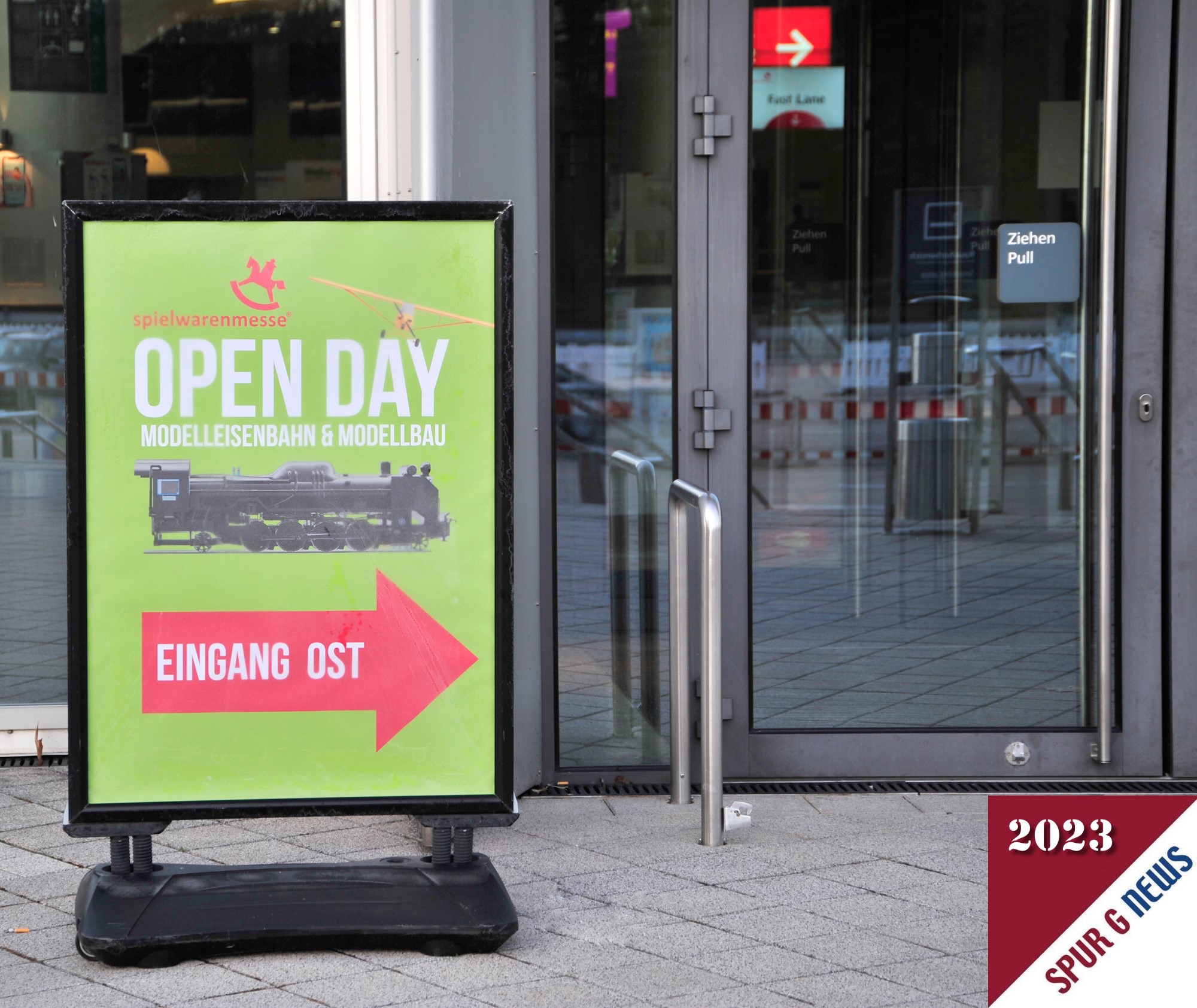 Hinweis fr das Publikum zum OPEN DAY. Nur die rechte Seite des Eingangs Ost auf der Spielwarenmesse konnte genutzt werden. 