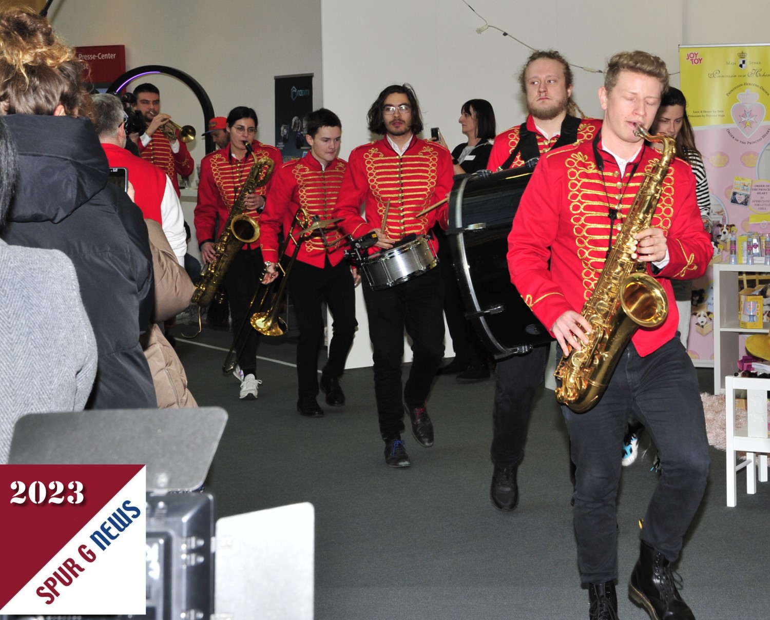 Pnktlich um 08:55 Uhr ging es mit der Marching Band und den Walking Akts auf der Spielwarenmesse 2023 los. Tolles Saxophon, Trompeten und Trommeln. 