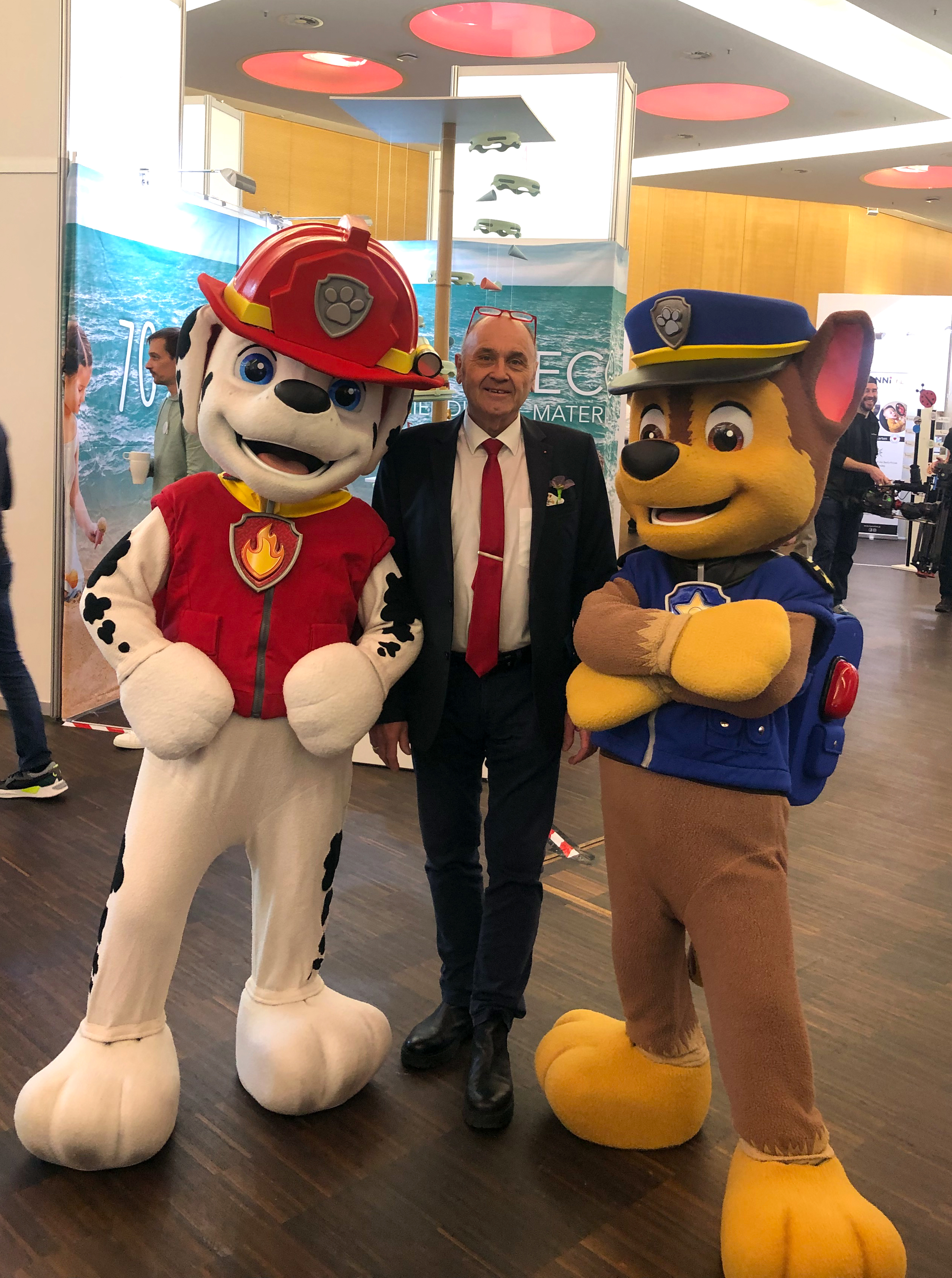 Paw Patrol AR Tattoos & Stickers mit Hologramm Toys ist der Gewinner des Toy Awards in der Kategorie Start Up. Hier konnte ich mich whrend der Pressevorschau zwischen die beiden Walking Akts von Paw Patrol: links: MARSHALL und rechts: ZUMA. 