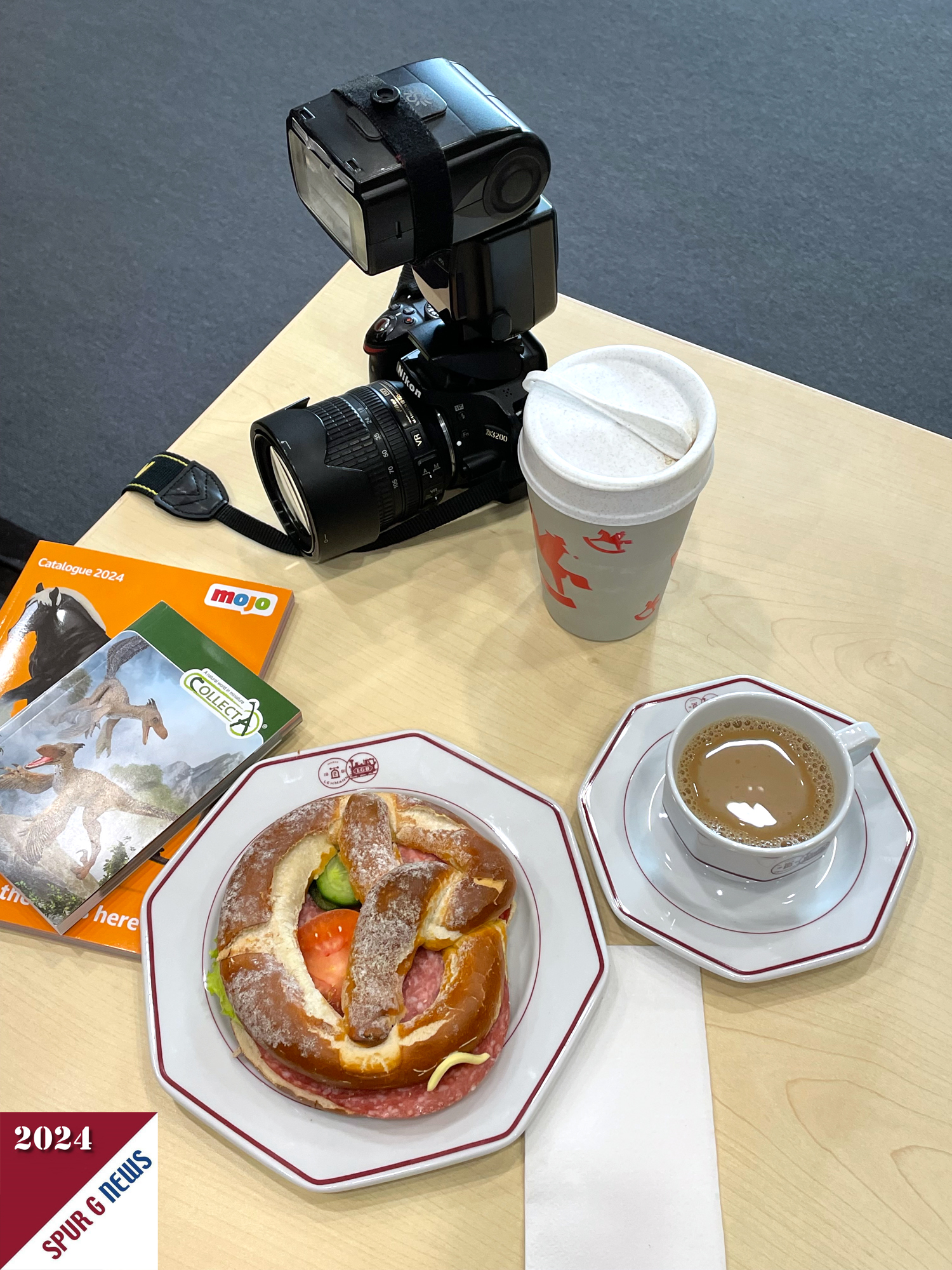 Das oligatorische Bild vom Beginn des 4. Messetages. Kleines Frhstck im Pressezentrum.  Mal eine Anmerkung mit kleinem Rckblick zur Anfahrt. Heute, Freitag, 4. Messetag war auch die Anfahrt ohne Probleme mglich. Es war nur an der Linksabbiegerspur von der Autobahn eine Ampelschaltung abzuwarten. Es gab Zeiten da war es 30-60 Minuten mir Wartezeit. Die Zufahrt zum Presseparkplatz war ebenfalls ohne viel Autos mglich. Danke auch an die Messe das dies hier fr die Berichterstattung ermglicht wird. Danke auch an den Sicherheitsdienst der hervorragende Arbeit bei Einlass etc. leistet. 