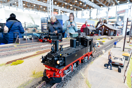 Fahrkarte fr die Halle 7A. er Ticketverkauf fr die nchste Ausgabe startet am 2. Dezember zum Internationalen Tag der Modelleisenbahn. Sonderzutritt erhalten Erwachsene sowie Kinder ab sechs Jahren fr die Halle 7A, welche am Messesamstag von 10 bis 17 Uhr geffnet ist. Neben den zur letzten Spielwarenmesse bereits anwesenden Herstellern Gebr. Faller, Mrklin, Noch, Schuco und Tamiya Carson haben 2024 z. B. auch die Firmen Busch, Herpa und Paul M. Preiser ihre Rckkehr besttigt und werden ihr Portfolio prsentieren. Fr die Besucherinnen und Besucher gibt es einige Neuerungen. So ist an diesem Tag erstmals ein Handverkauf gestattet. Auerdem sind gemeinsam mit den teilnehmenden Firmen eine Aktionsflche und eine Neuheitenprsentation in Planung.