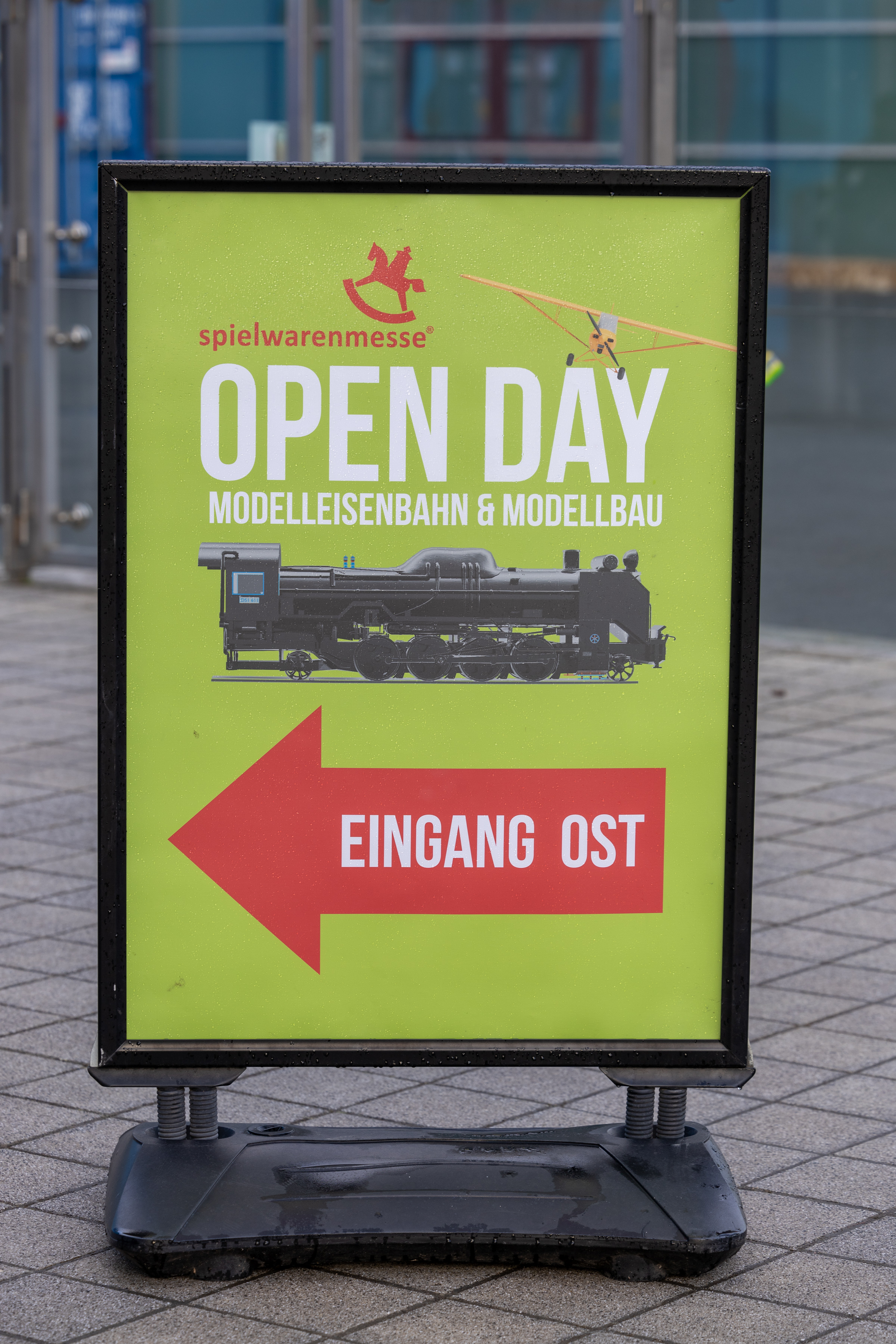 Neuauflage des OPEN DAY am Messesamstag Am Messesamstag, den 3. Februar ffnen sich auf der ansonsten nur fr Fachpublikum geffneten Weltleitmesse erneut die Tore auch fr Modell-Begeisterte. Auf dem OPEN DAY knnen Endkunden die Neuheiten aus dem Bereich Modellbahn und Modellbau entdecken und mit den Firmen direkt in Kontakt treten. Aufgrund der hohen Nachfrage und positiven Resonanz waren wir uns gemeinsam mit den teilnehmenden Ausstellern sehr schnell ber die Wiederholung einig, erklrt Christian Ulrich, Sprecher des Vorstands der Spielwarenmesse eG. Bedingt durch die neue Messelaufzeit von Dienstag bis Samstag wird der OPEN DAY ausschlielich am Messesamstag stattfinden.